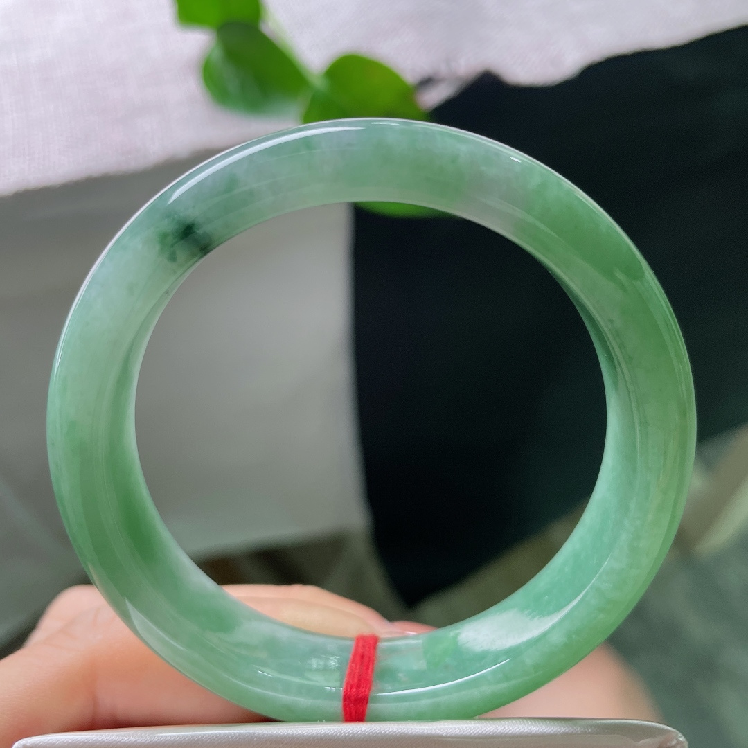 53.6/12.6/8.2绿底正圈，水润细腻，深邃迷人，翠色伊人，贵气，无裂，53378a