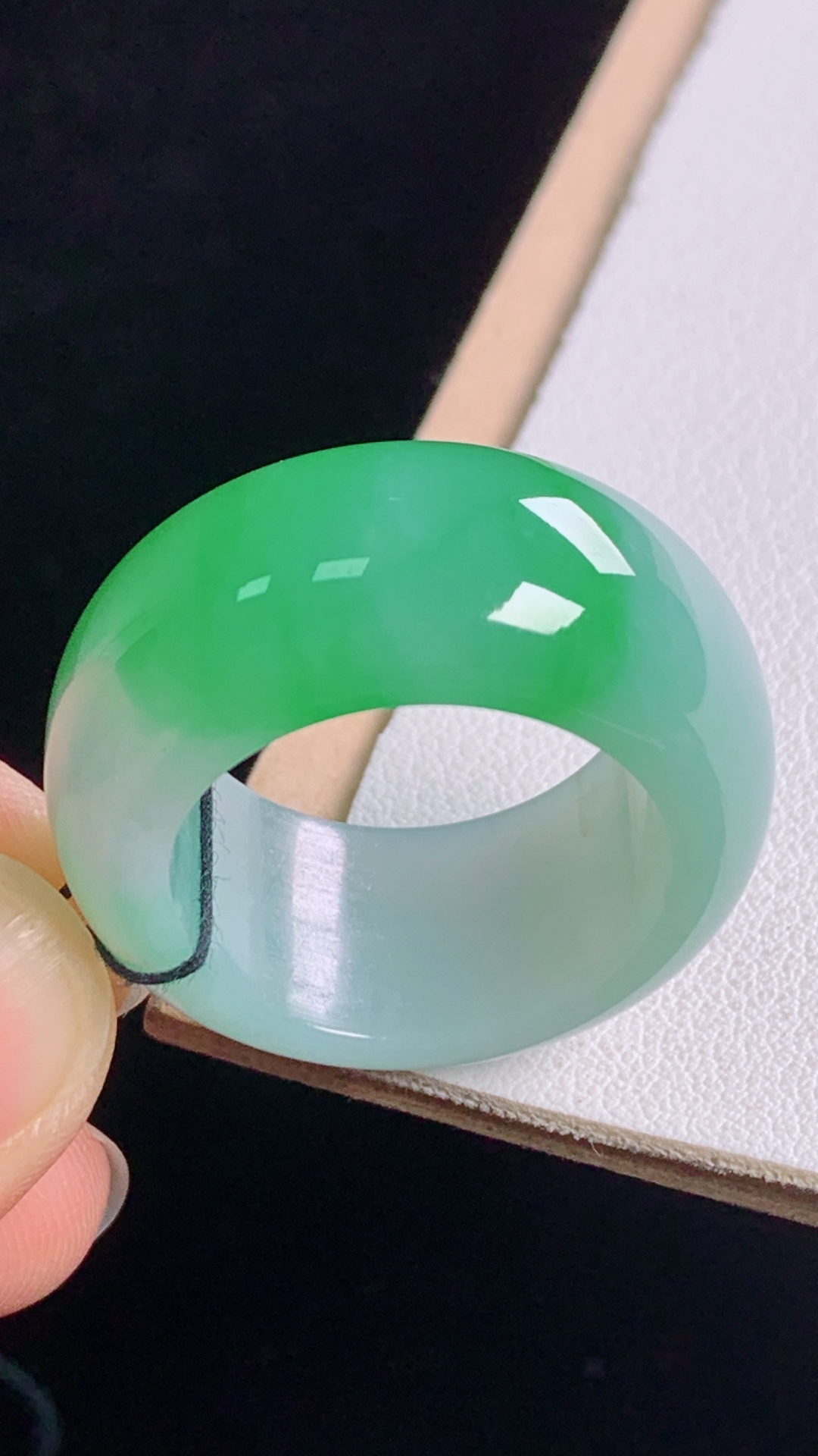 阳绿指环 色泽艳丽，底子细腻，无裂 尺寸:圈口21/19.5-12.0-4.6mm
