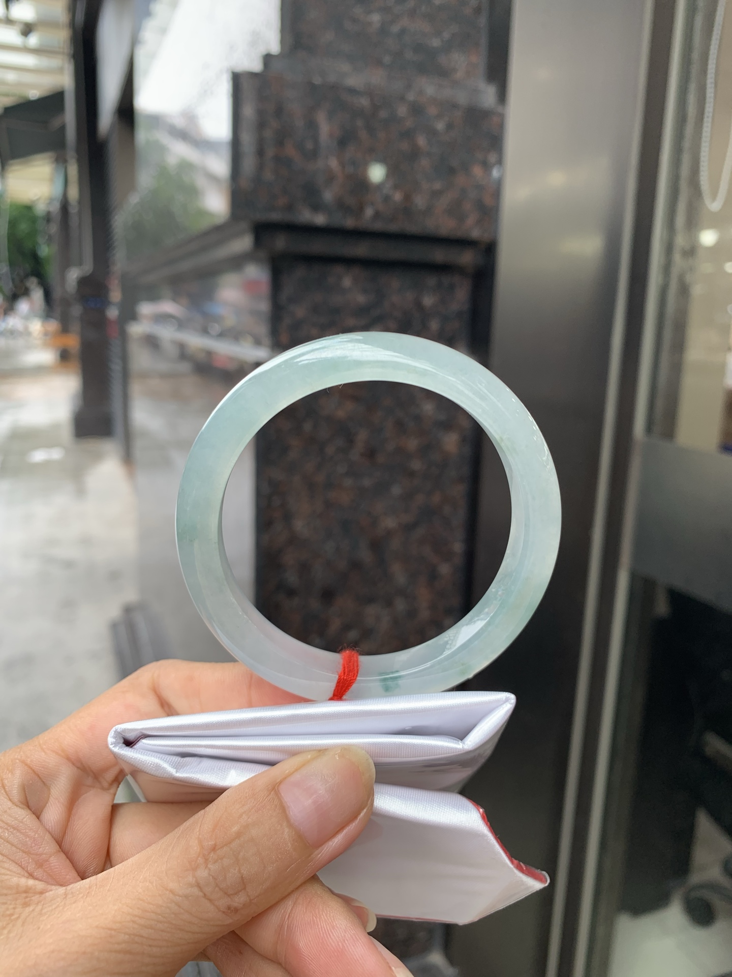 冰飘花正圈 57-8.3-9.6 0728-N1259 无裂，打灯色线，底妆水润，蓝花灵动飘逸，勾勒出一幅唯美诗意的山水意境画，古典优雅又秀气