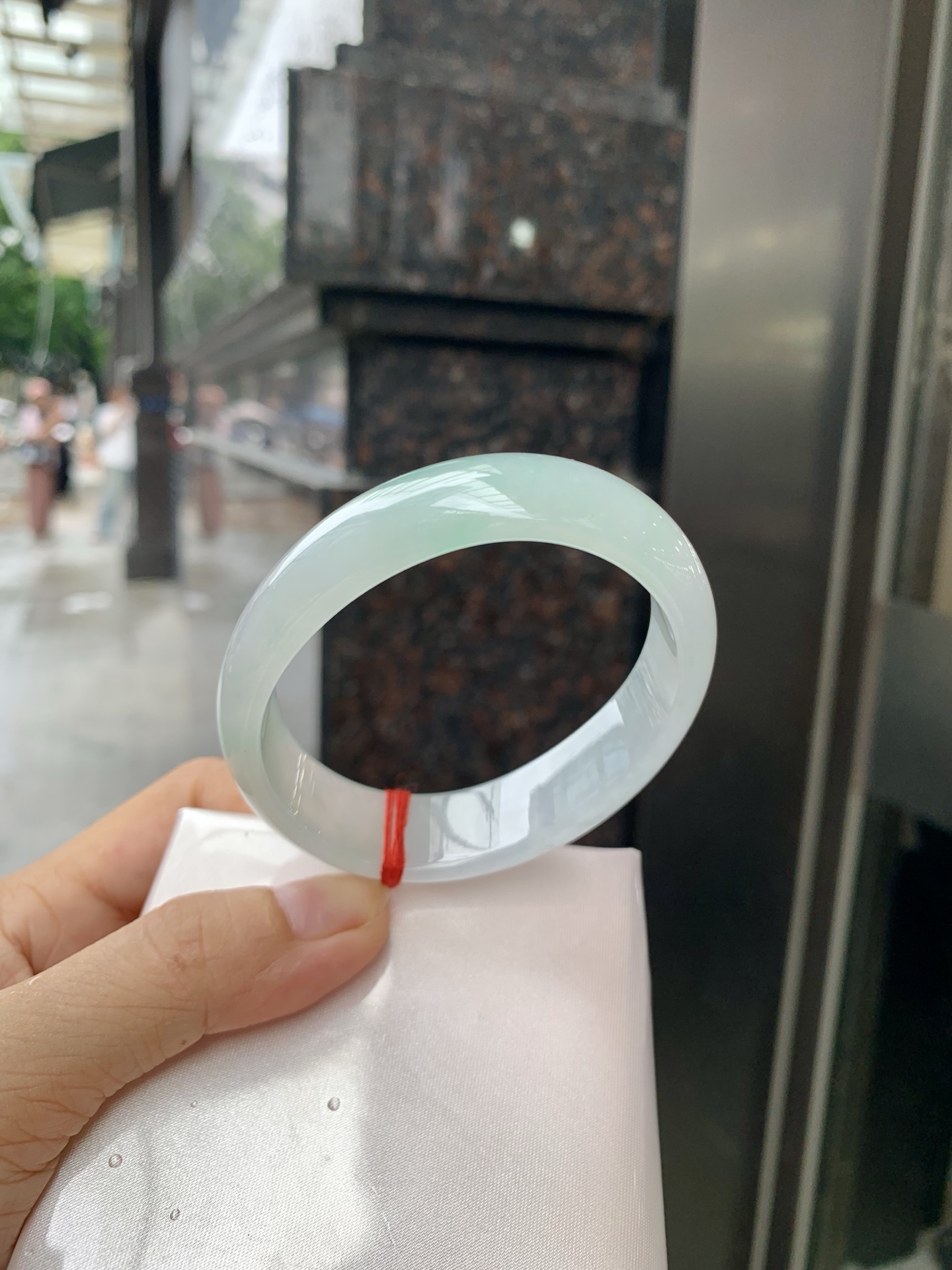 白底青宽版贵妃 0728-N1258-1 无裂，底妆白净水润，绿花点缀，镯色生香，腕间之美，水润中透着灵气，仙气缭绕，温婉可人，举手投足间皆是美好