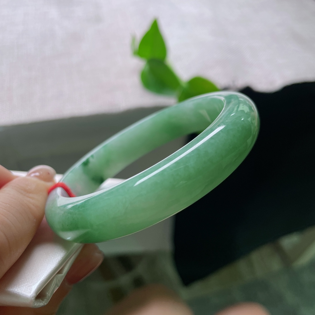53.6/12.6/8.2绿底正圈，水润细腻，深邃迷人，翠色伊人，贵气，无裂，53378a
