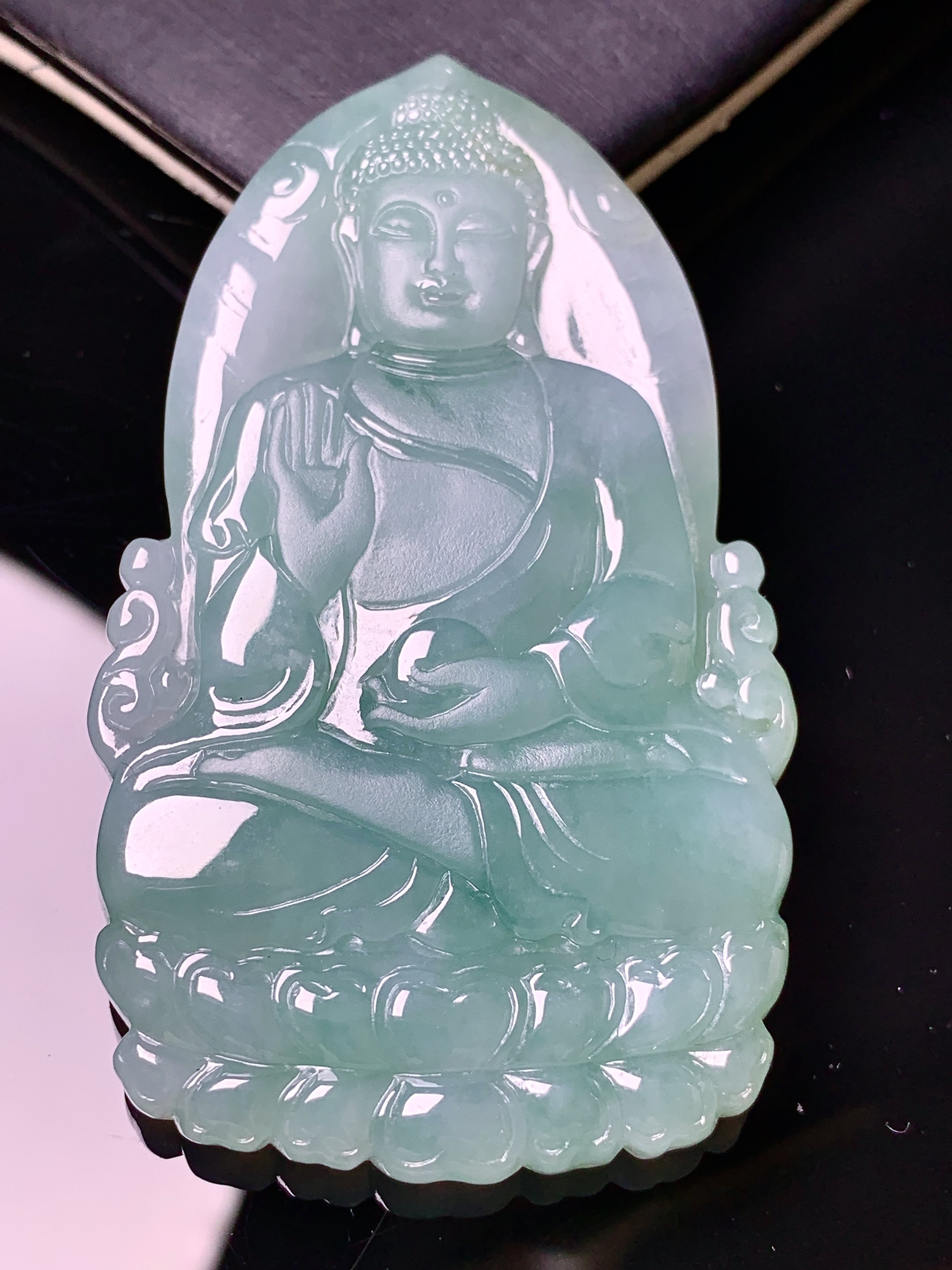 飘绿大日如来佛祖吊坠 玉质细腻 色泽艳丽清新 水润亮眼 整体尺寸64.5*38*6.2 d