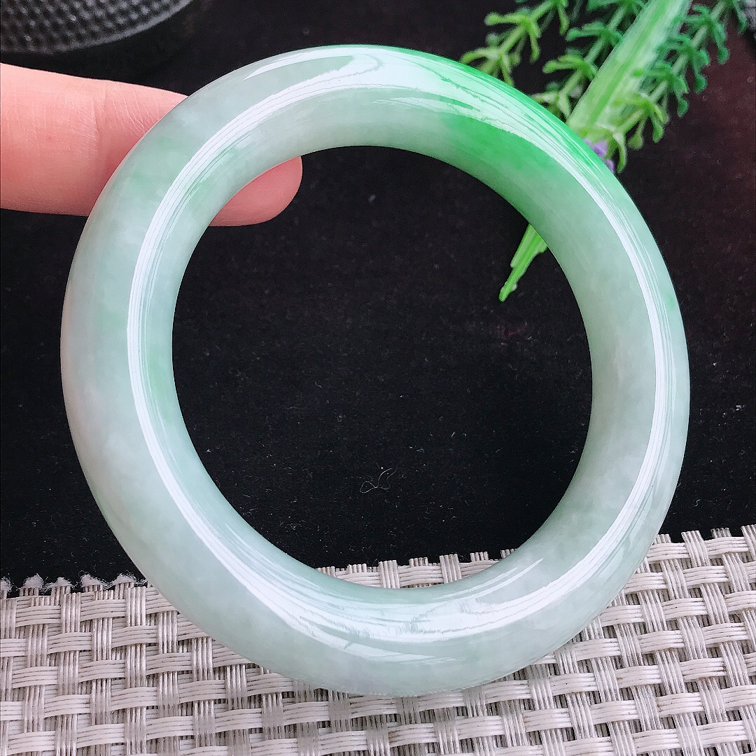 实拍A货翡翠56.5/12.7/12.5胖圆条老坑精美飘阳绿圆条手镯平安镯