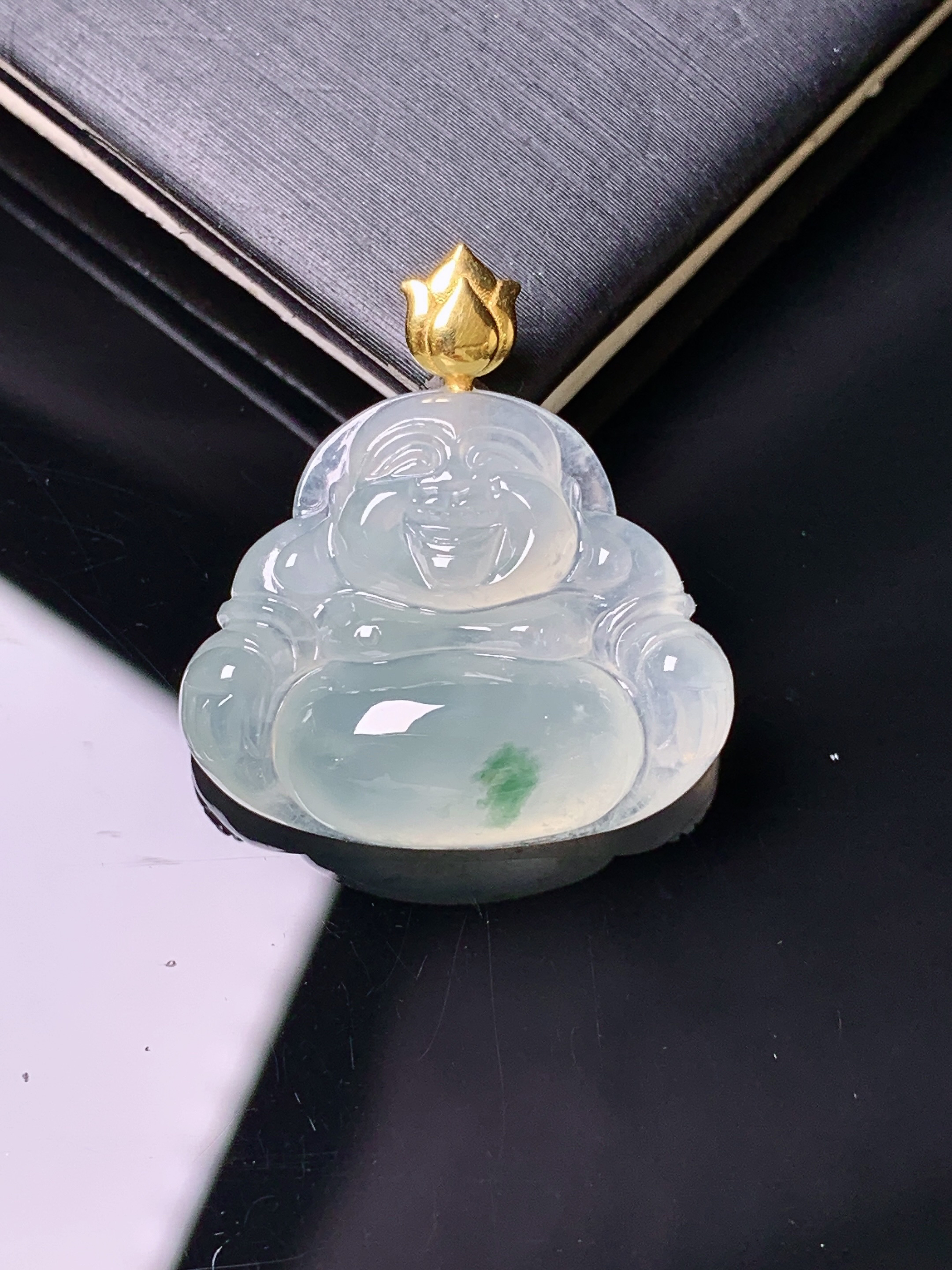 18k金镶嵌飘绿佛公吊坠 玉质细腻 色泽艳丽清新 水润亮眼 整体尺寸25*23*6.8 m1