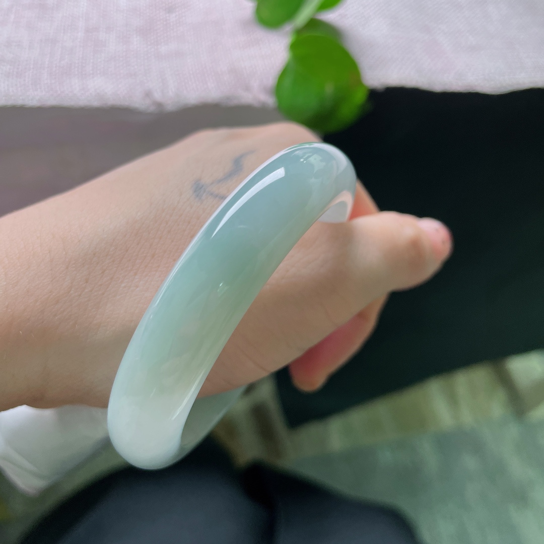 56/13/7.6，淡蓝底正圈，无裂，玉镯柔光内敛，低调温润，藏不事张扬的雅致内涵。ss56660a