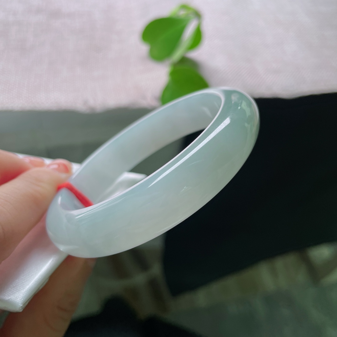 56/13/7.6，淡蓝底正圈，无裂，玉镯柔光内敛，低调温润，藏不事张扬的雅致内涵。ss56660a
