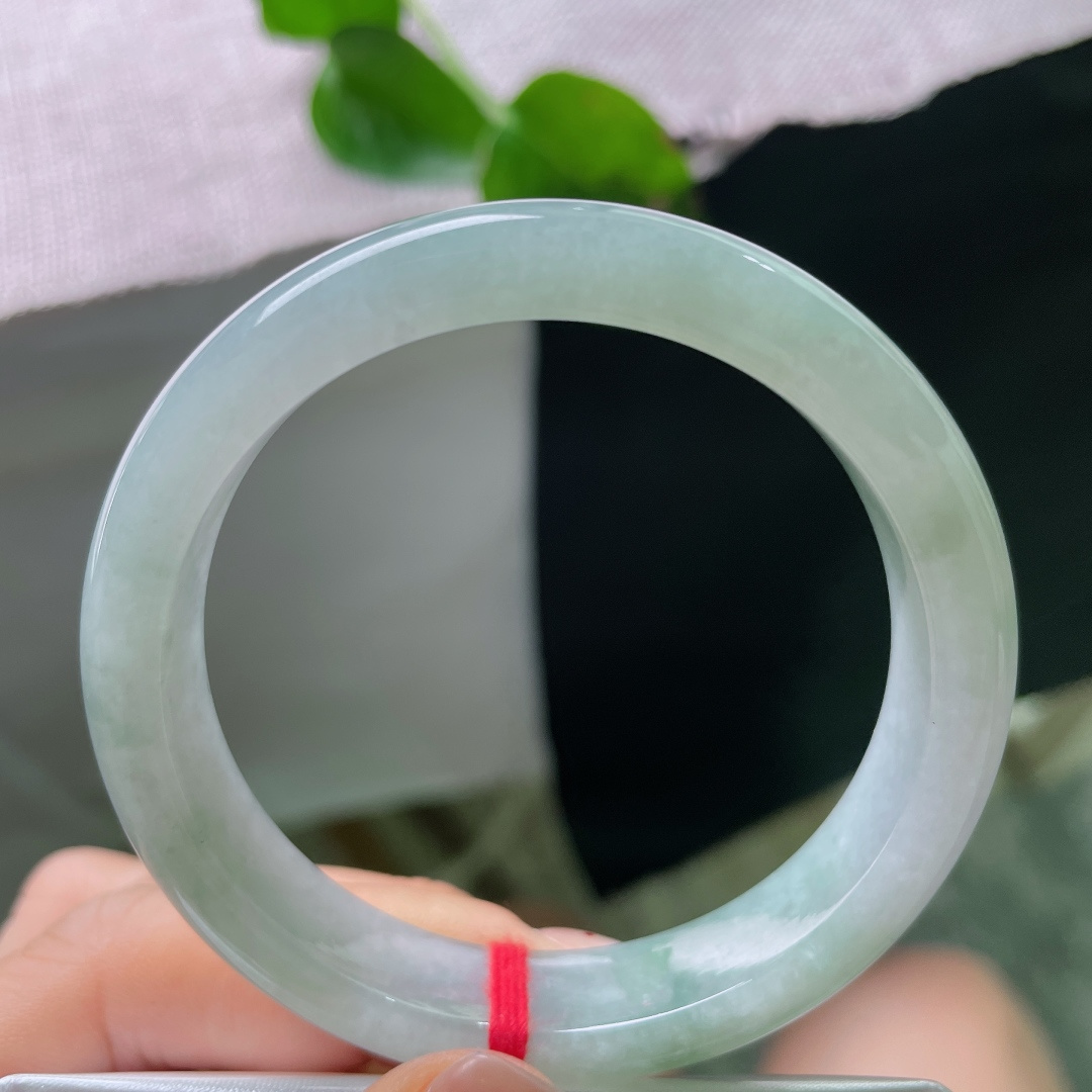 54.2/11.4/7.2，浅油绿正圈，油润细腻，种老，佩戴温婉贤淑，皮纹，54109a