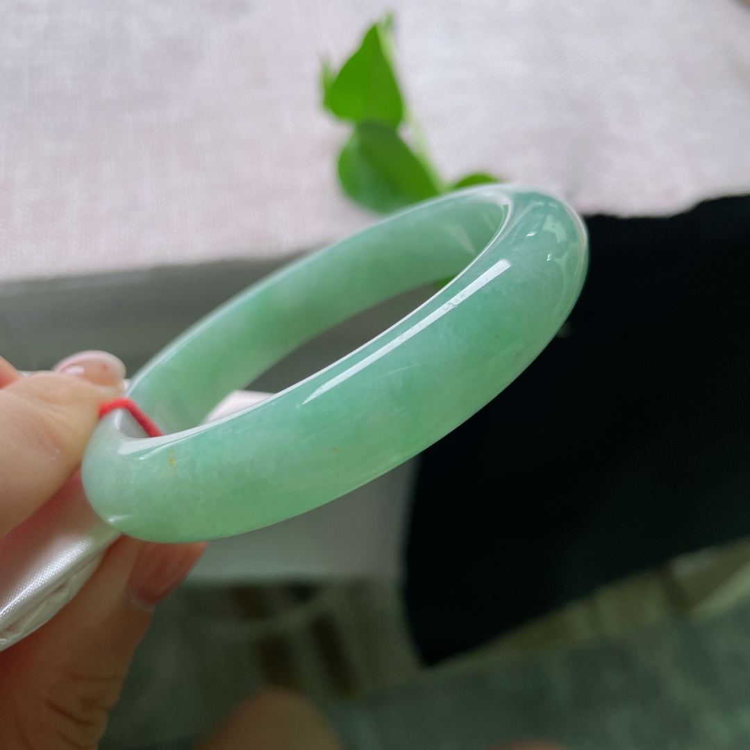 57.8/12.5/7.9 果绿底正圈，色系清爽，甜美可人，肉质细腻，水润，洒金点缀，无裂，53762a