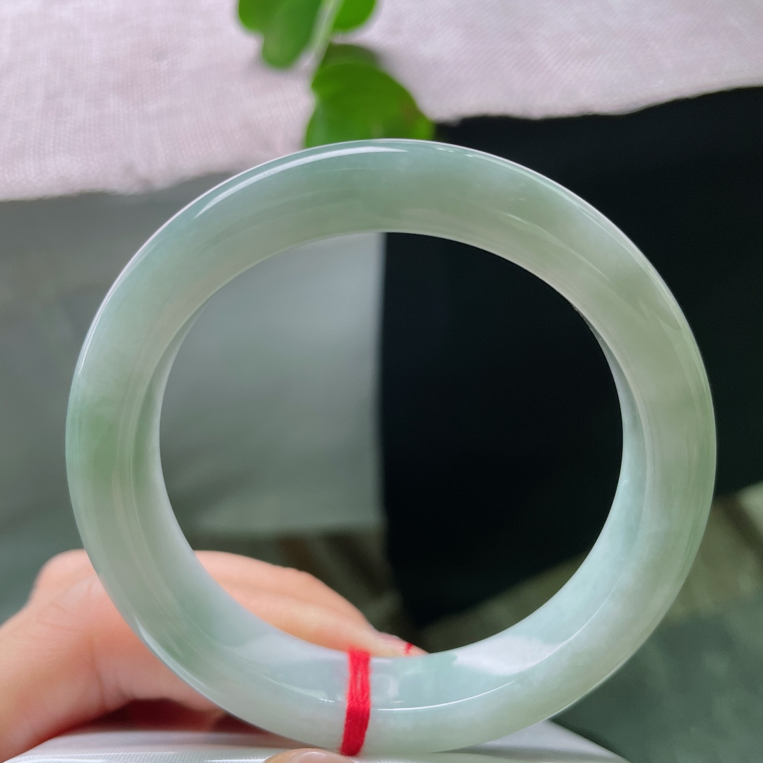 55/12/9，绿底正圈，无裂，玉质细腻，一点天然墨瑕点缀，藏独一份原生含蓄缺憾之美。ss54129a