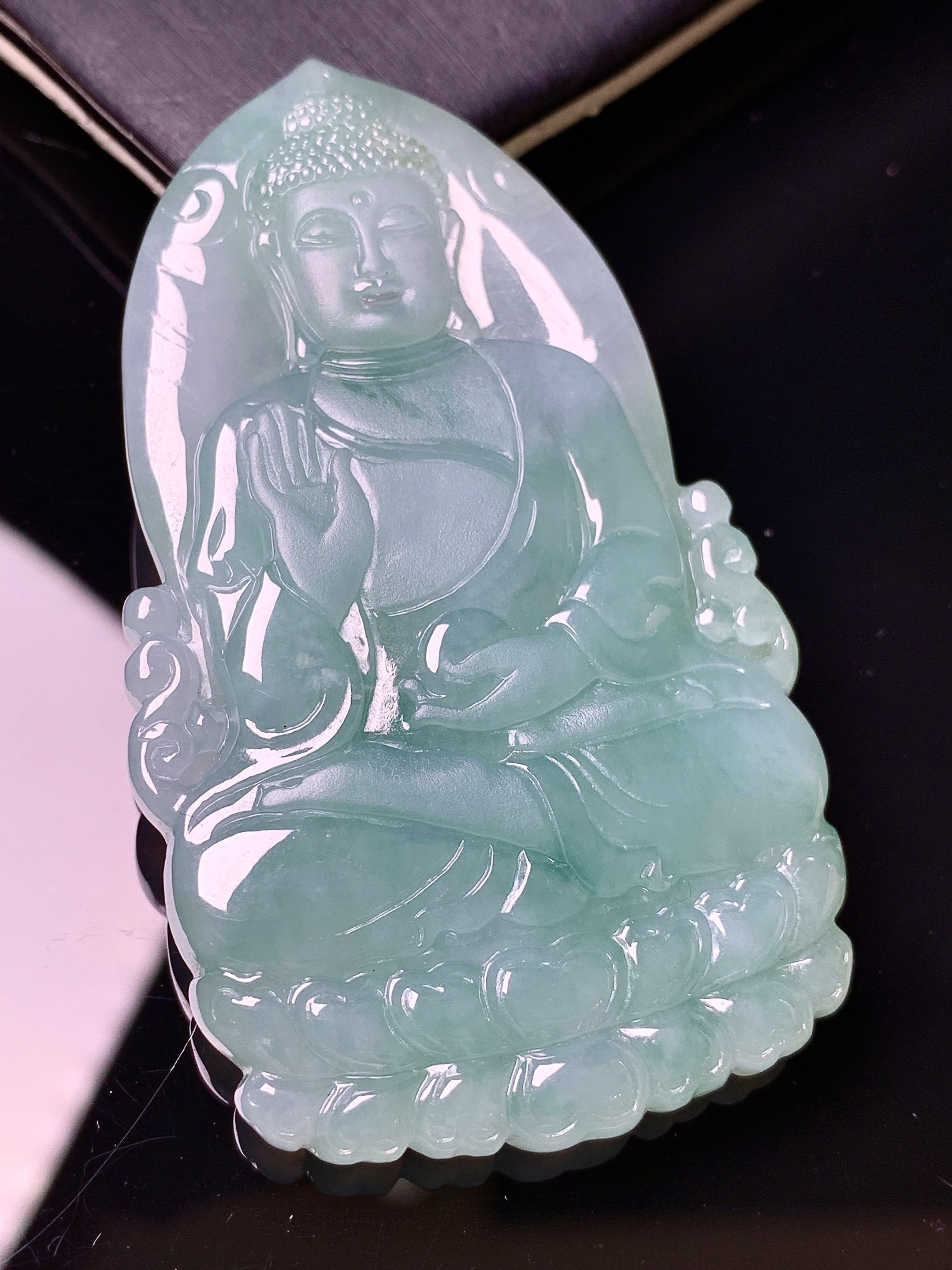 飘绿大日如来佛祖吊坠 玉质细腻 色泽艳丽清新 水润亮眼 整体尺寸64.5*38*6.2 d