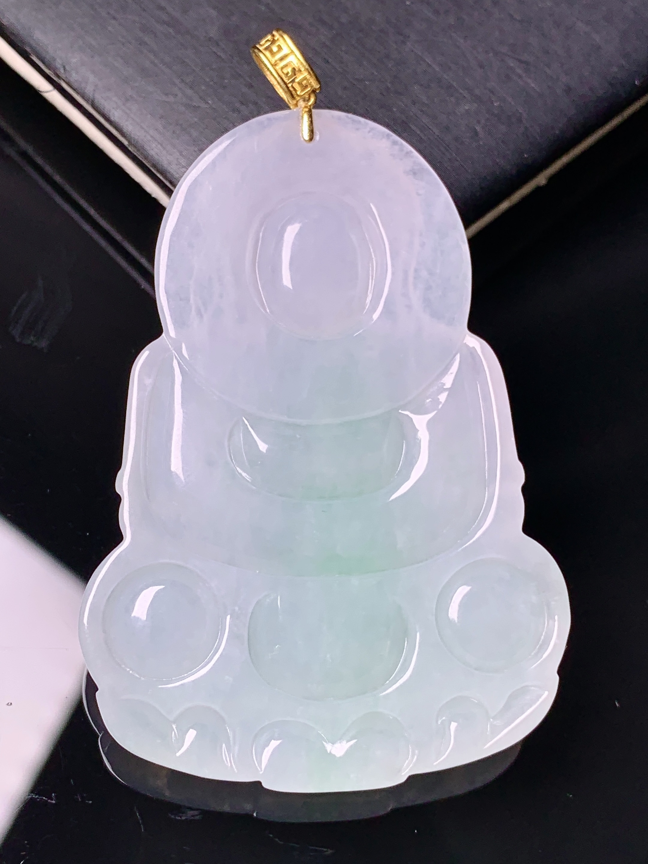 18k金镶嵌飘绿观音菩萨吊坠 玉质细腻 色泽艳丽清新 水润亮眼 整体尺寸59.2*36.5*5.8 k5