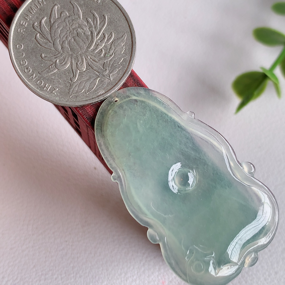 老坑冰润荷叶挂件，种水上乘，冰胶感十足，飘花灵动   盈润通透，颜色清爽干净，高性价比，值得入手。W141.27   尺寸：42.6-25.5-4mm