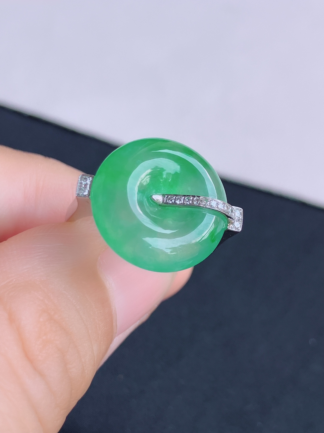 甜绿扣扣戒指，简约时尚，尺寸15.8/5/圈口16.8/自然光实拍