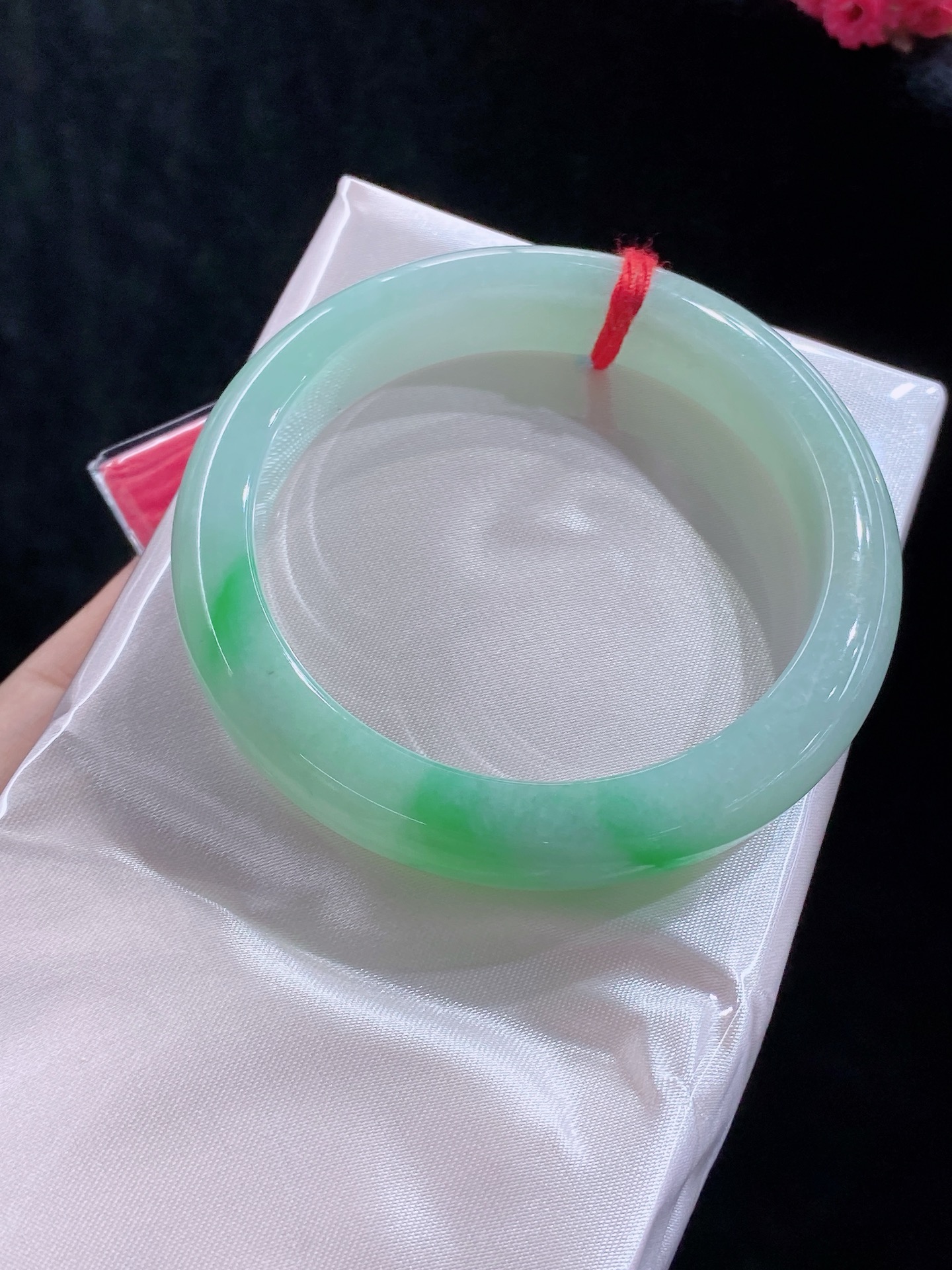【阳绿色】正圈手镯，颜色鲜艳，水润细腻，无裂，尺寸55.5/12/8，B135-725