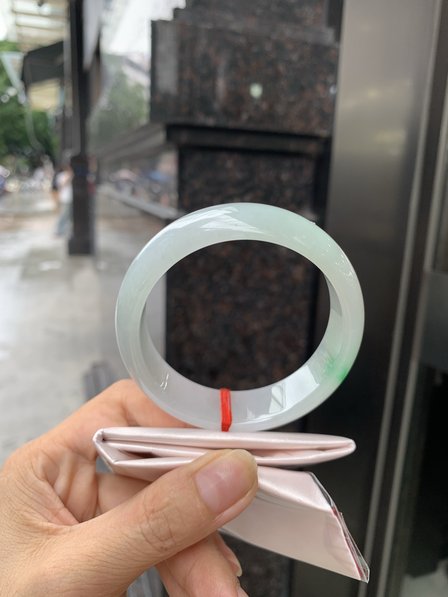 白底青宽版正圈 56.6-7.8-16.9 0728-N1258-2 打灯细纹，不影响，底妆白净水润，阳绿花点缀，镯色生香，腕间之美，水润中透着灵气，仙气缭绕，温婉可人，举手投足间皆是美好