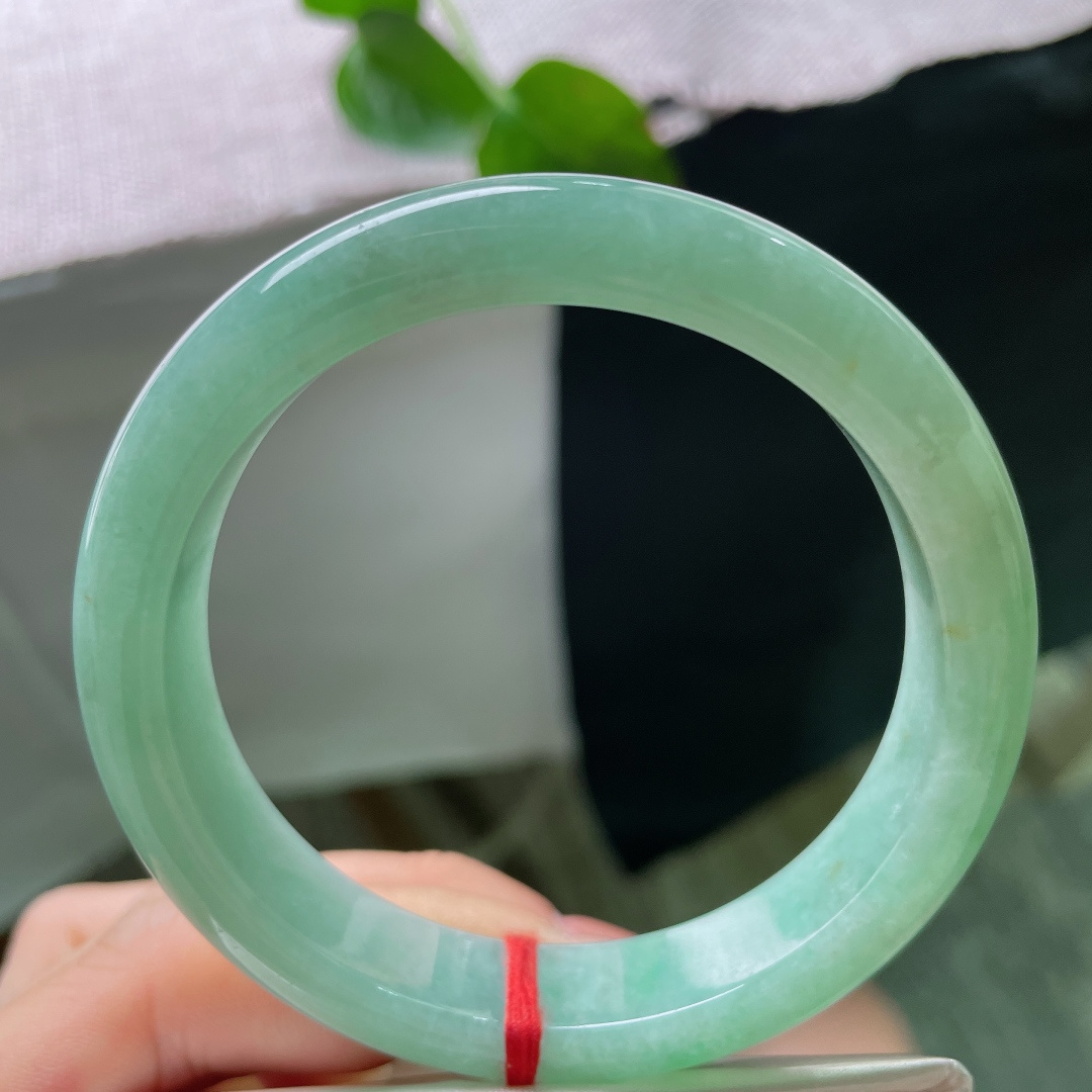 57.8/12.5/7.9 果绿底正圈，色系清爽，甜美可人，肉质细腻，水润，洒金点缀，无裂，53762a