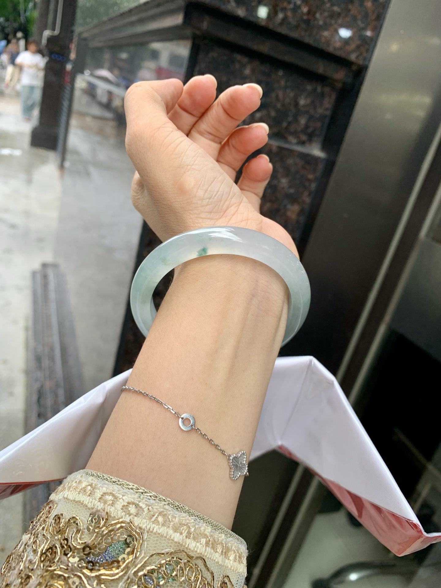 冰飘花正圈 57-8.3-9.6 0728-N1259 无裂，打灯色线，底妆水润，蓝花灵动飘逸，勾勒出一幅唯美诗意的山水意境画，古典优雅又秀气