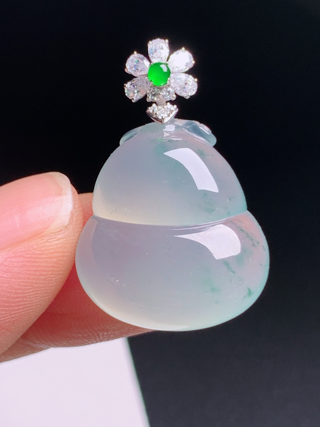 冰种飘花葫芦吊坠，种水通透荧光感强，花型钻扣精巧灵动，福禄相伴