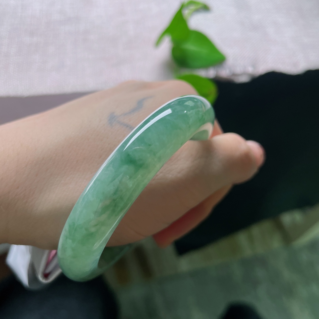 54.3/14.6/8.2，飘花正圈，晶体纹，碧水凝冰，翠色漫绕镯身，飘逸飘花如远山烟岚，清透冰种衬得绿意温润灵动，腕间自带山水意境。ss55858a