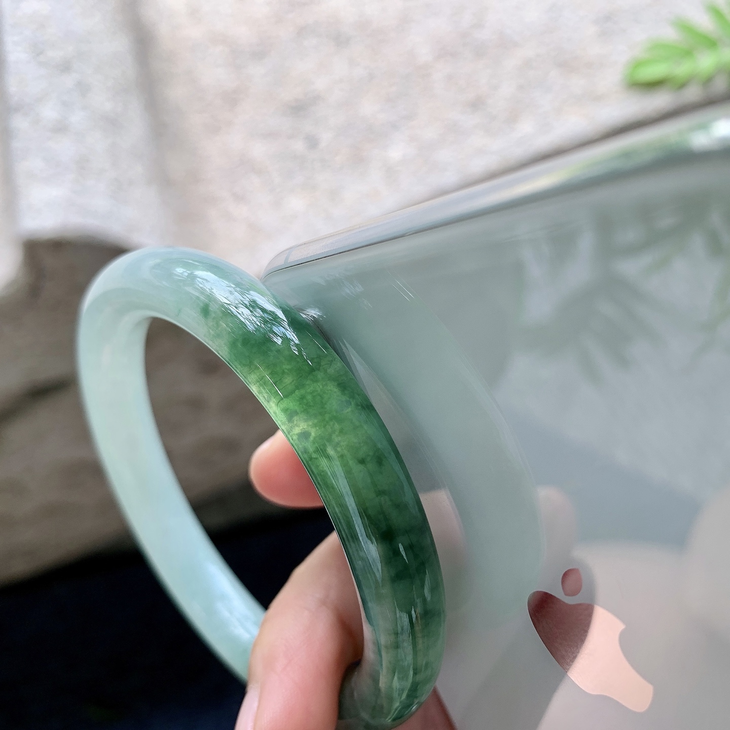 圆条54 55，圈口55/9.6/8.9，编码W6072957，描述糯冰飘绿花，水润，种老，细腻，打灯有絮线