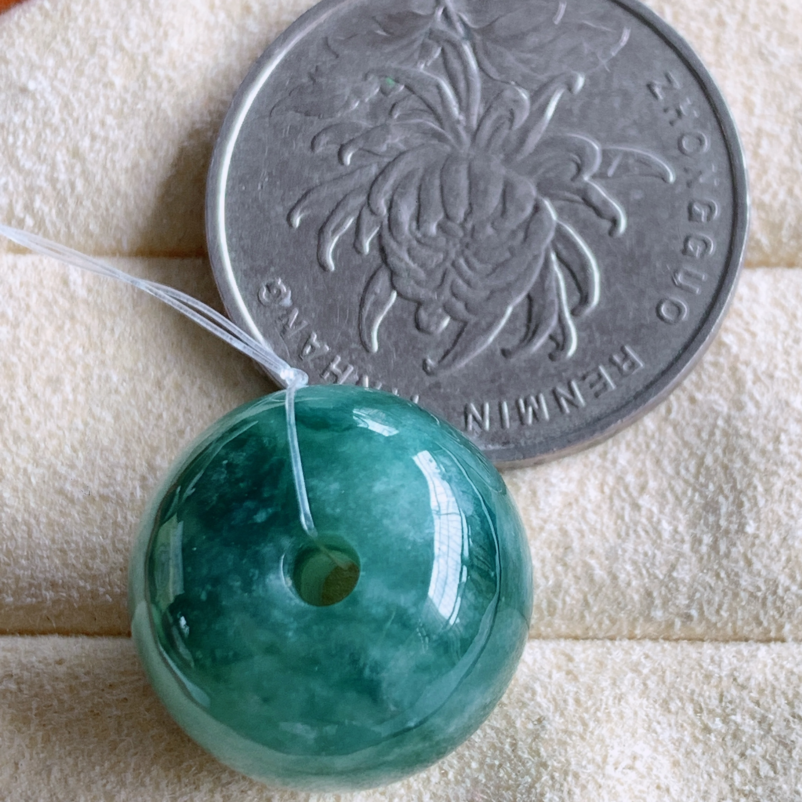 冰润路路通翡翠吊坠  款式新颖时尚，日常百搭的款。满满的份量感，清秀高雅，上身效果优雅迷人！性价比超值  W49.27 尺寸：16.8-13mm