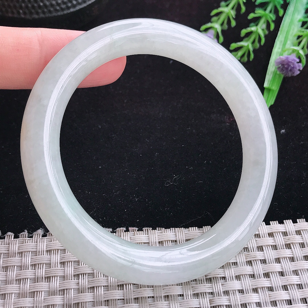 实拍A货翡翠55.5/10.2/18老坑秀气冰润圆条手镯玉镯平安镯手环