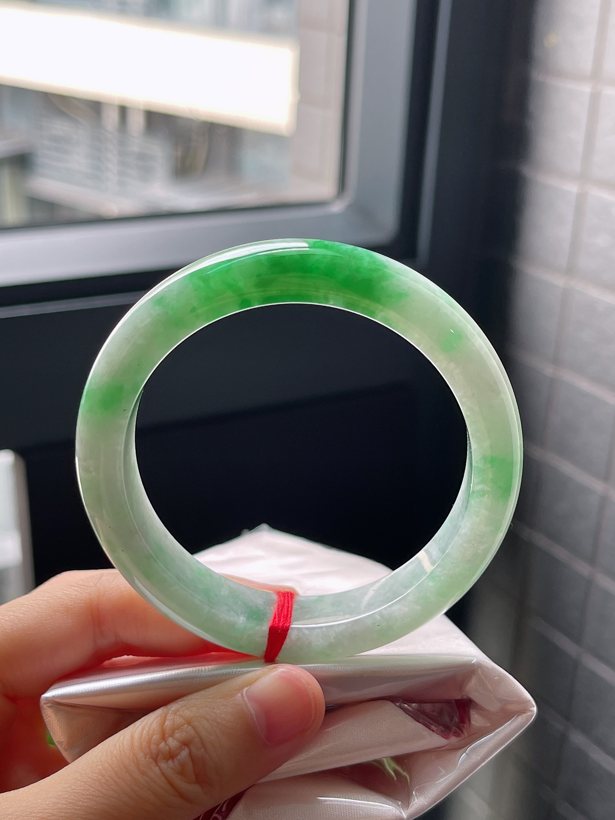 圈口56，糯化种飘阳绿飘花翡翠正圈手镯