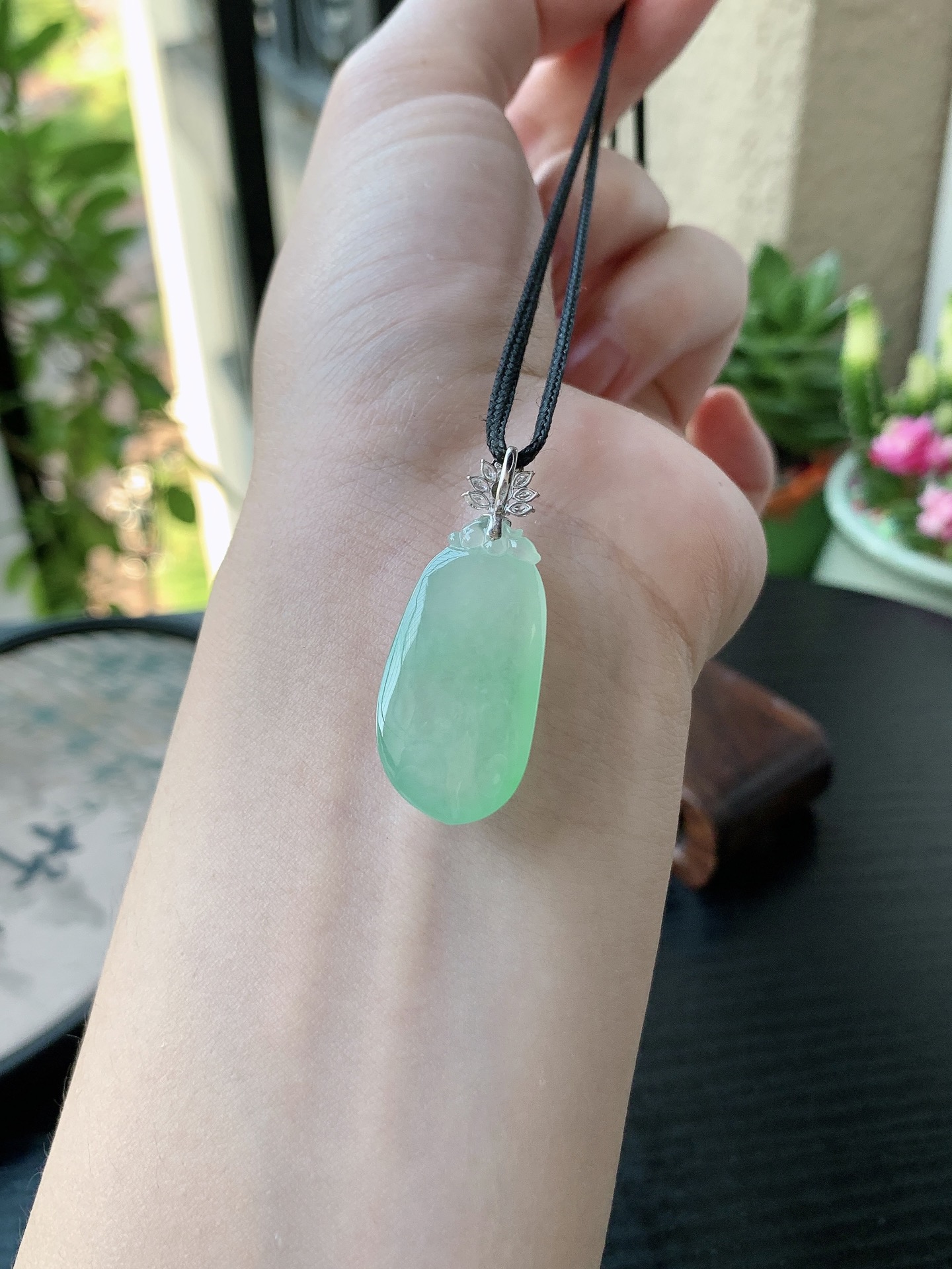 18k金镶嵌老坑冰种胶感飘阳绿福瓜吊坠,裸石尺寸:29.6-14.8-8.2mm