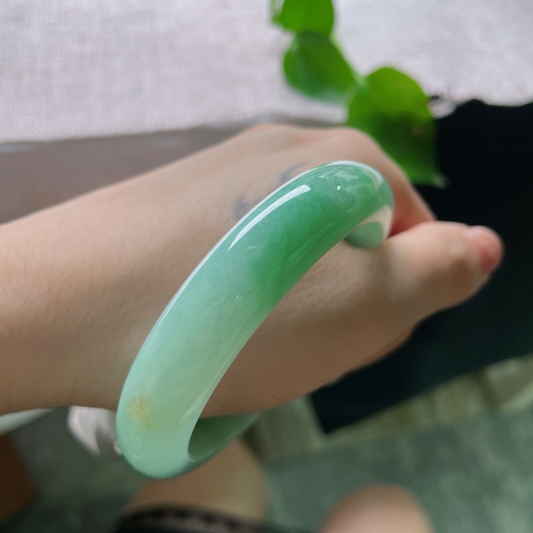 54.9/12.4/7.8，绿底正圈，水润，颜色好，上手贵气自扬，晶体纹，53773a