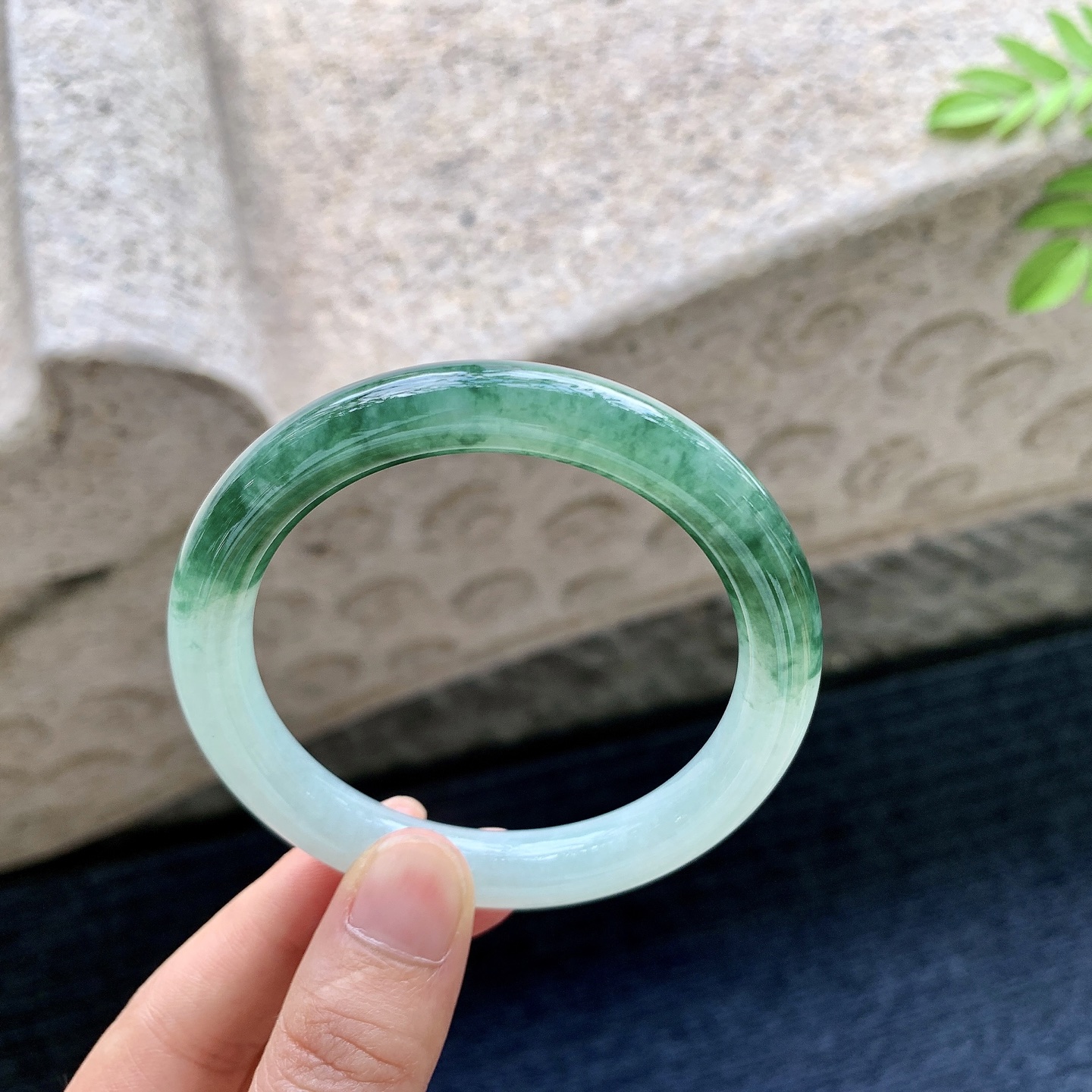 圆条54 55，圈口55/9.6/8.9，编码W6072957，描述糯冰飘绿花，水润，种老，细腻，打灯有絮线