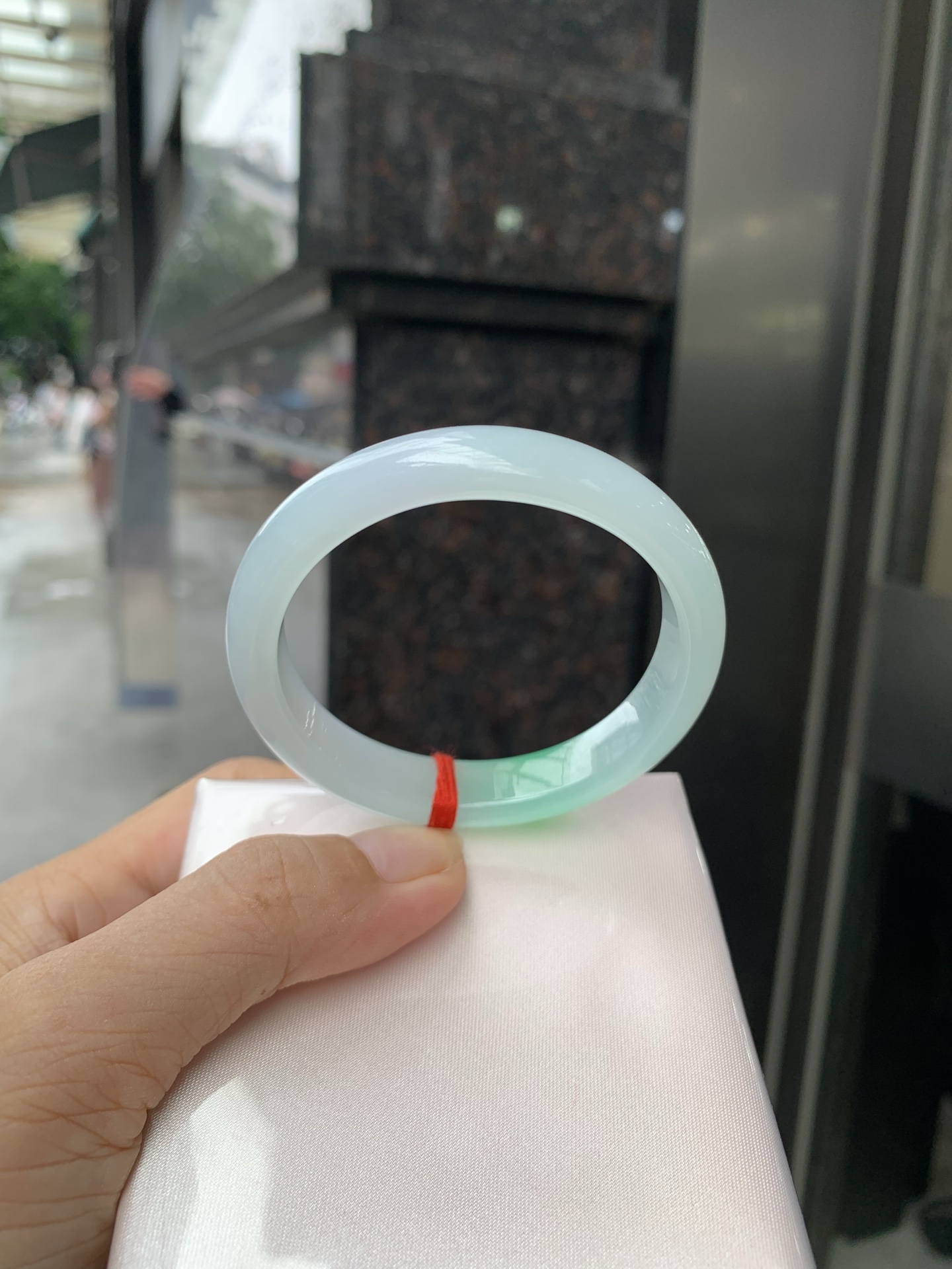白底青贵妃 53-47.6-7-10.4 0728-HN1260 打灯棉絮，底妆白净水润，阳绿花点缀，镯色生香，腕间之美，水润中透着灵气，仙气缭绕，温婉可人，举手投足间皆是美好