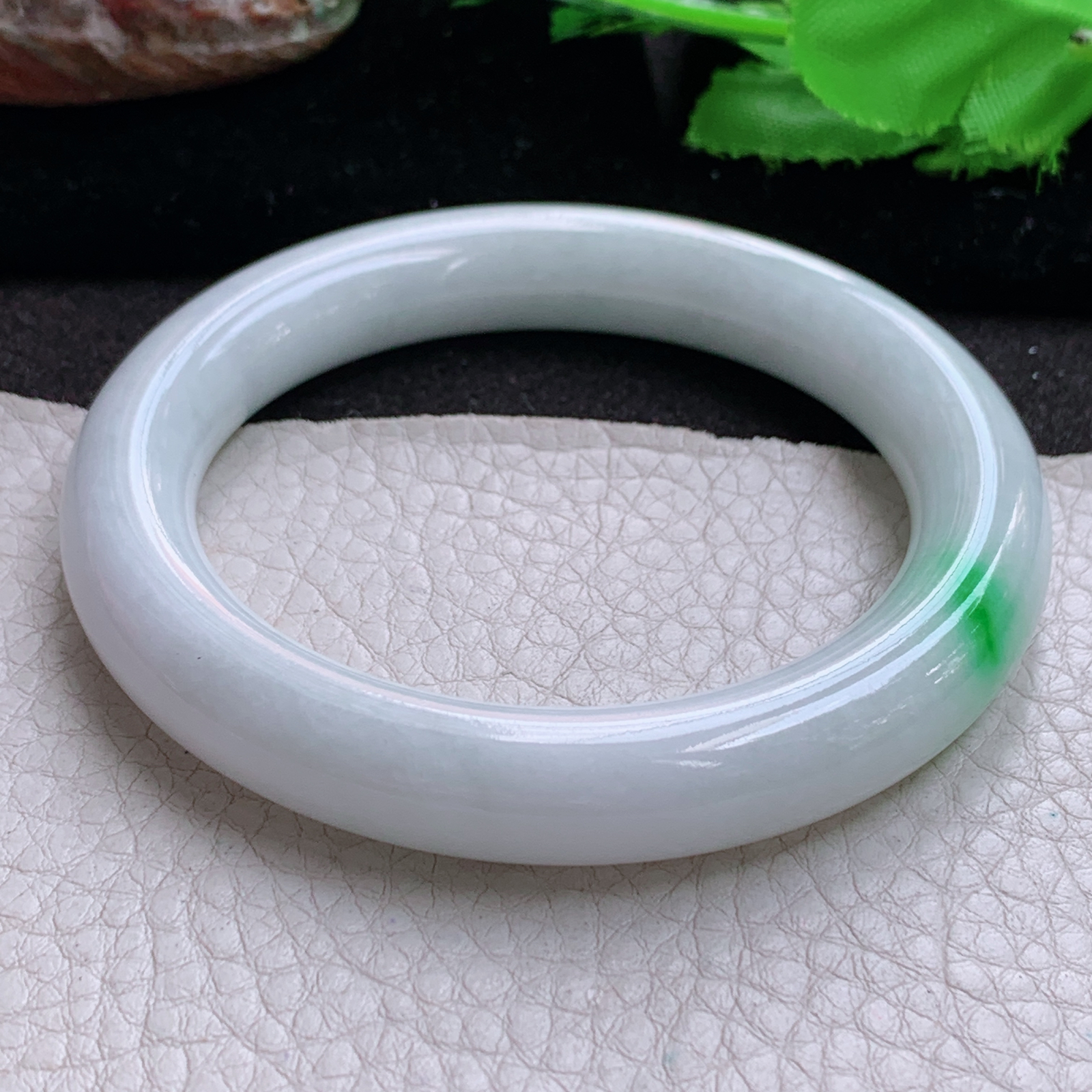 xx实拍56*11*10.5美人镯 缅甸翡翠a货玉手镯清秀白底青圆条玉手环