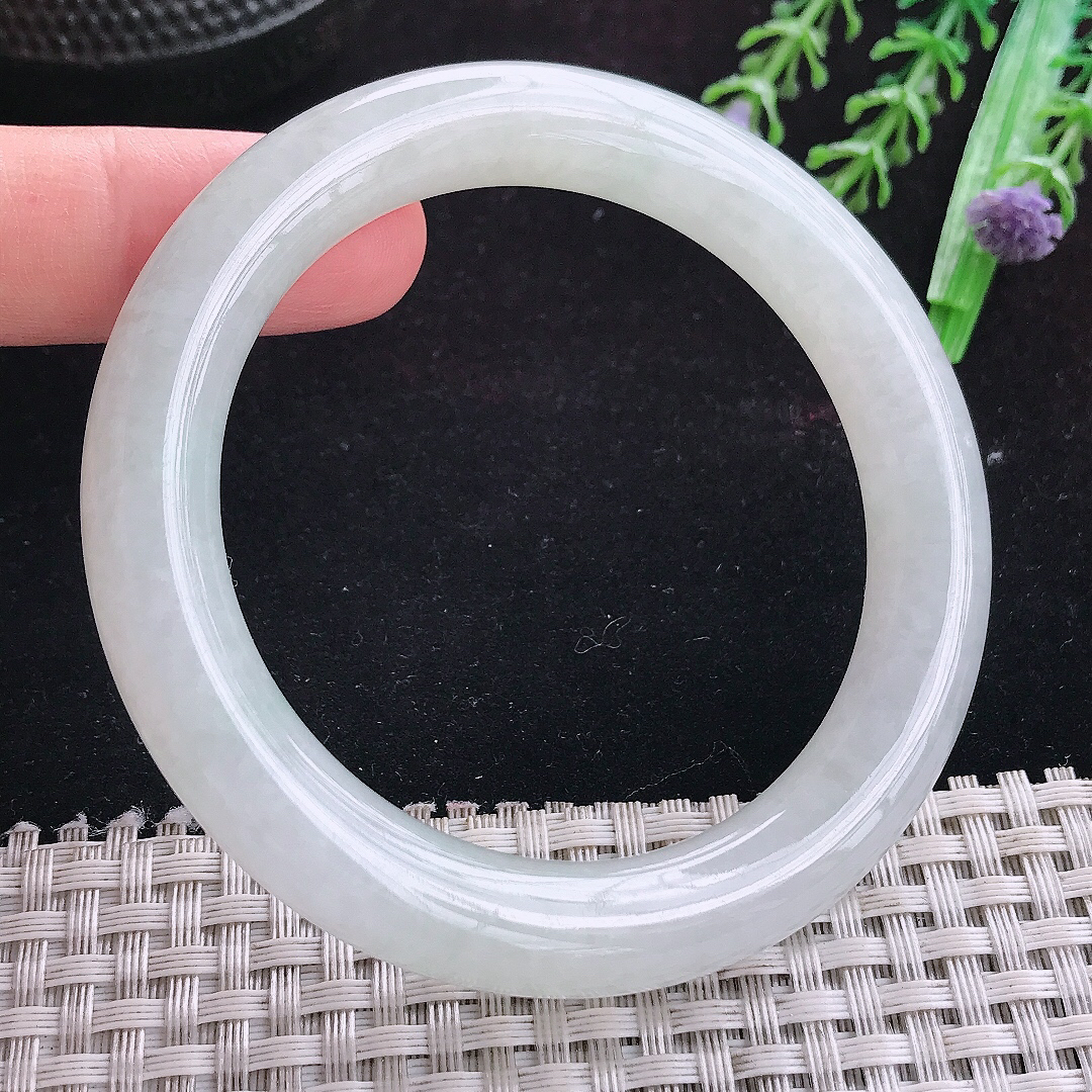 实拍A货翡翠55.5/10.2/18老坑秀气冰润圆条手镯玉镯平安镯手环