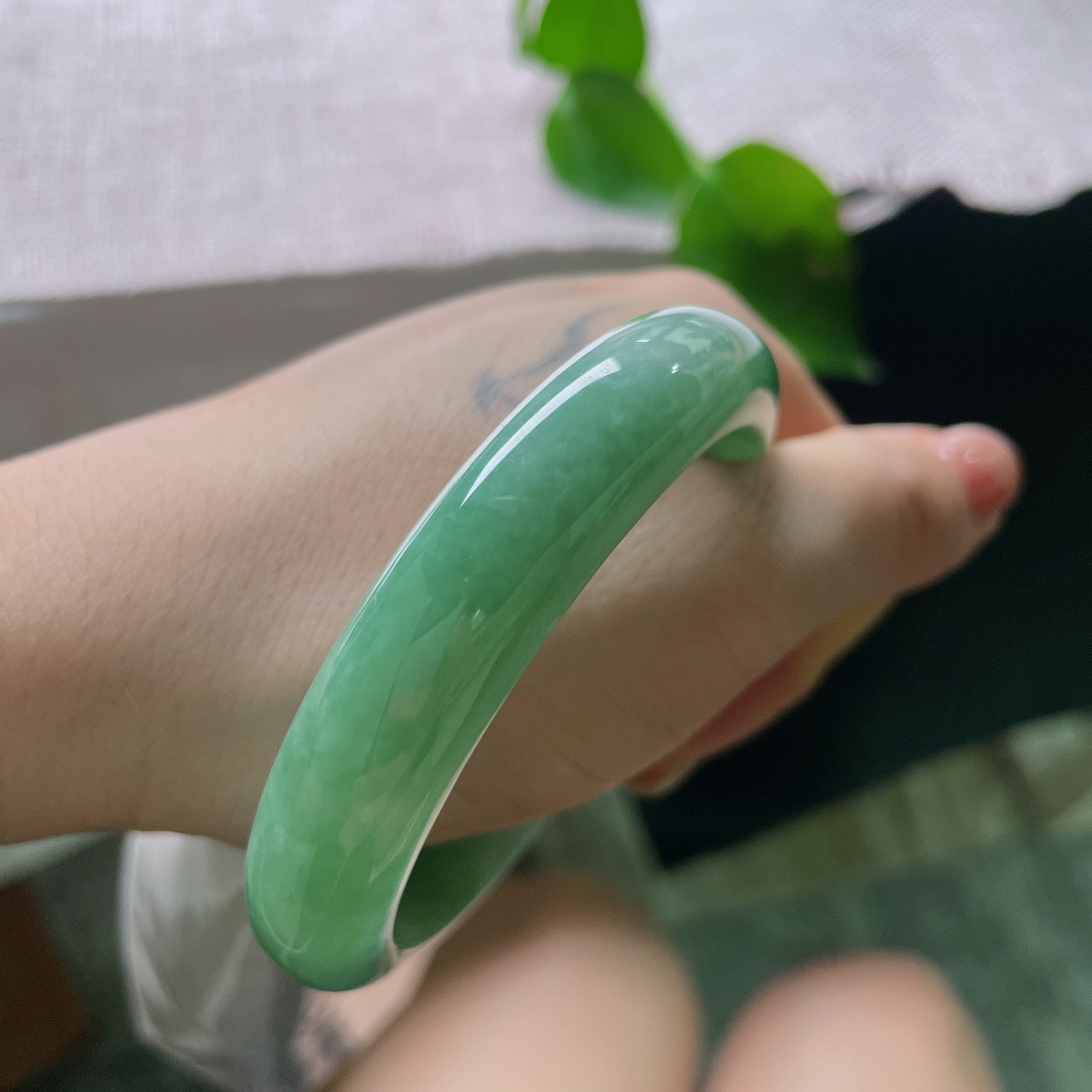 53.6/12.6/8.2绿底正圈，水润细腻，深邃迷人，翠色伊人，贵气，无裂，53378a