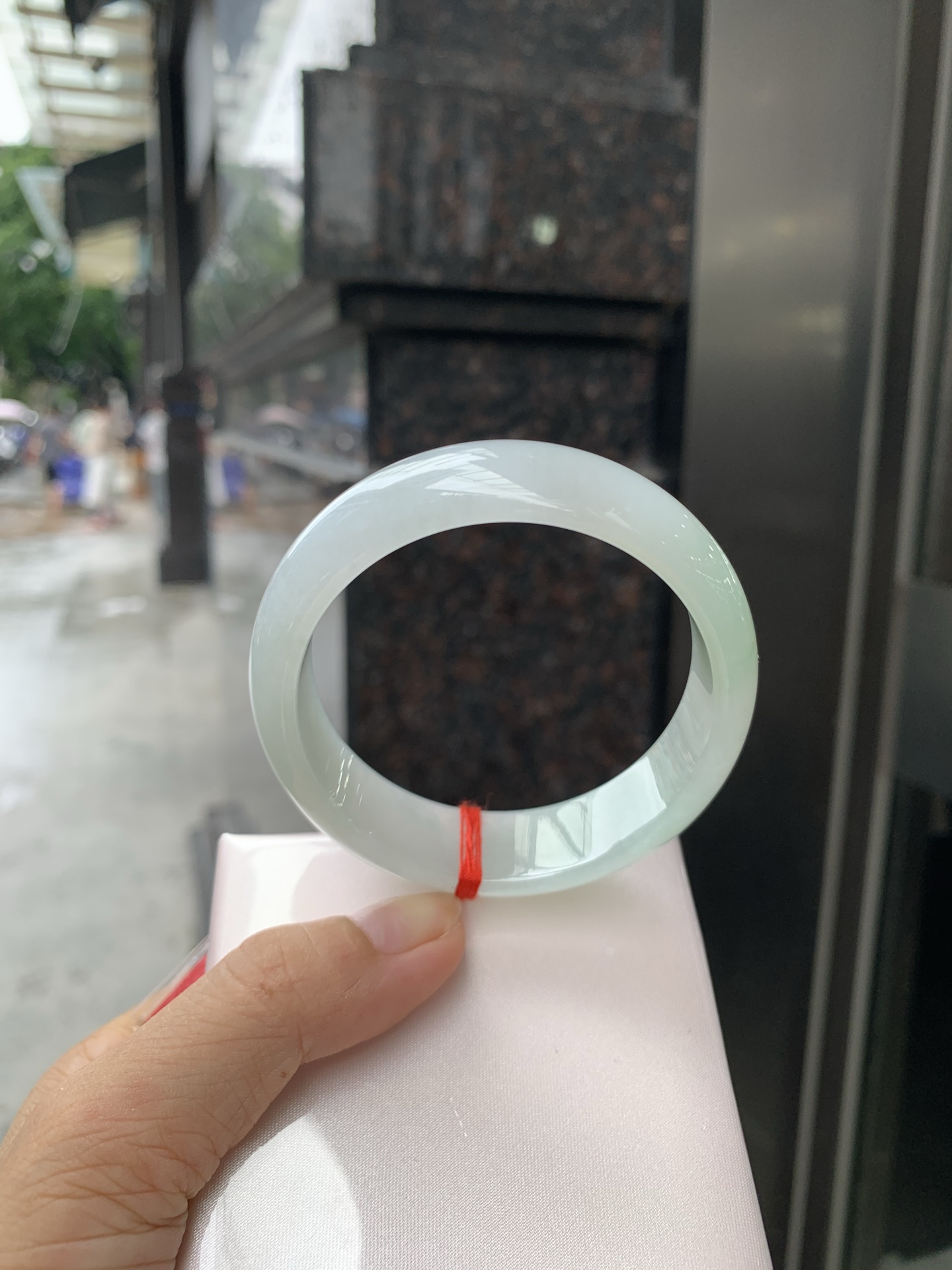 白底青宽版正圈 56.6-7.8-16.9 0728-N1258-2 打灯细纹，不影响，底妆白净水润，阳绿花点缀，镯色生香，腕间之美，水润中透着灵气，仙气缭绕，温婉可人，举手投足间皆是美好