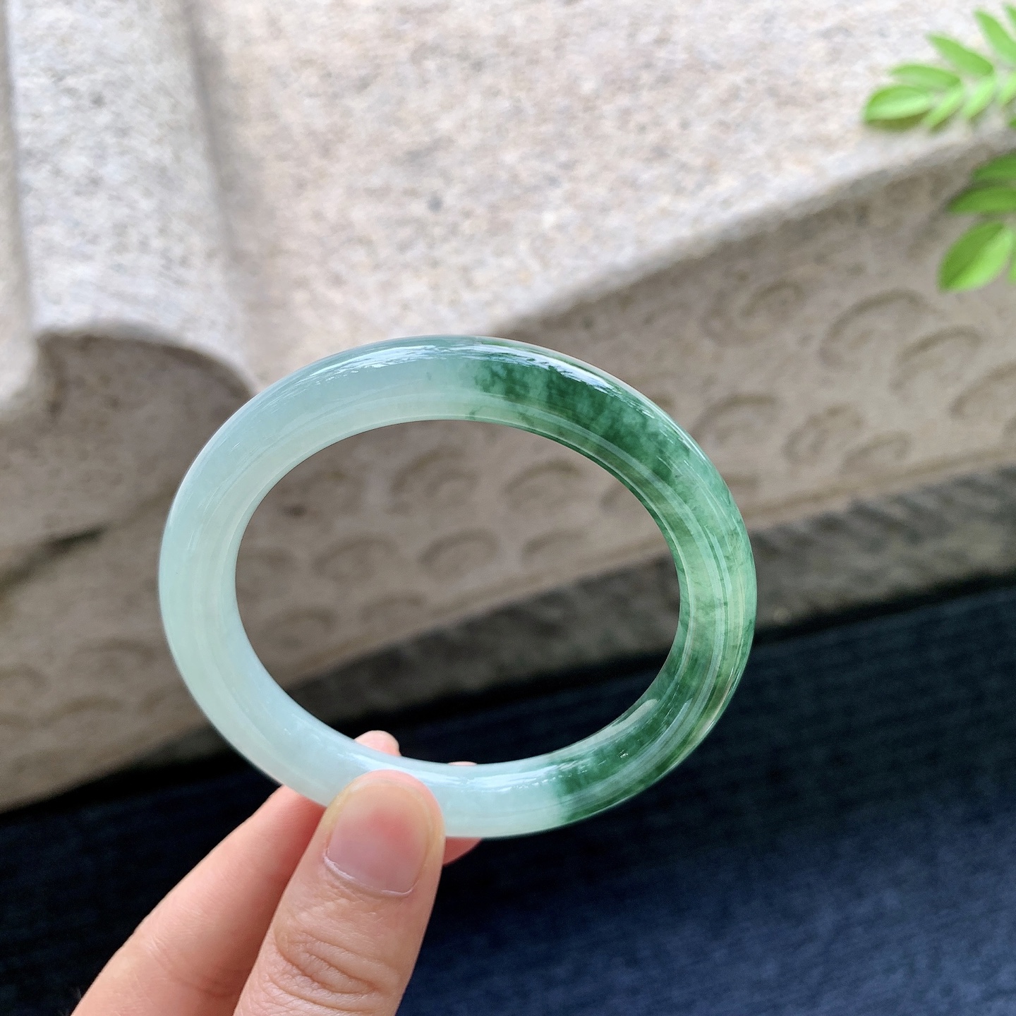 圆条54 55，圈口55/9.6/8.9，编码W6072957，描述糯冰飘绿花，水润，种老，细腻，打灯有絮线