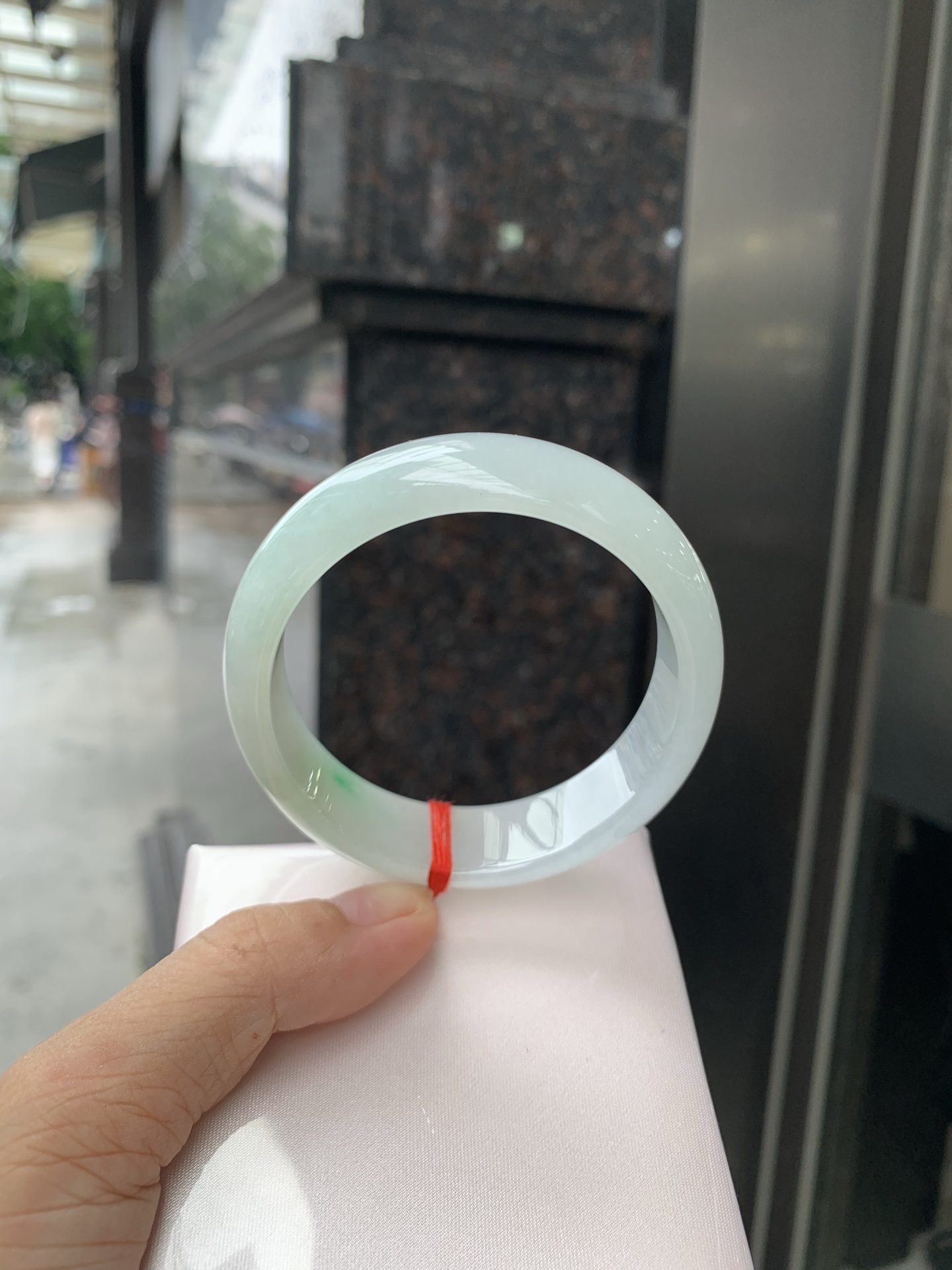 白底青宽版正圈 56.6-7.8-16.9 0728-N1258-2 打灯细纹，不影响，底妆白净水润，阳绿花点缀，镯色生香，腕间之美，水润中透着灵气，仙气缭绕，温婉可人，举手投足间皆是美好