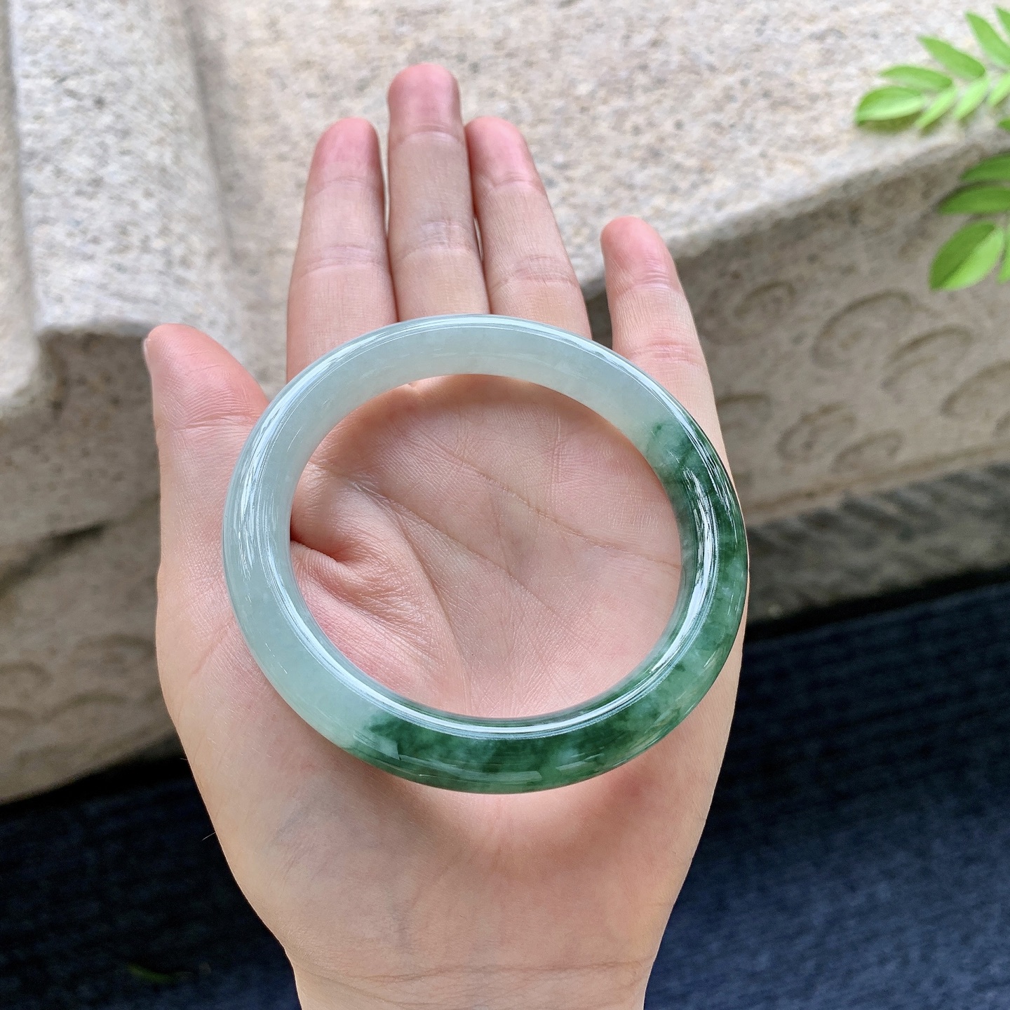 圆条54 55，圈口55/9.6/8.9，编码W6072957，描述糯冰飘绿花，水润，种老，细腻，打灯有絮线