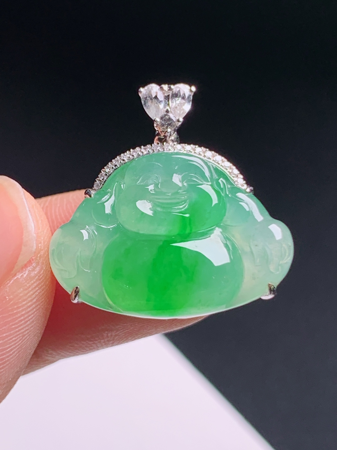 冰种绿佛公吊坠，翠色浓郁亮眼，镶嵌华丽大气