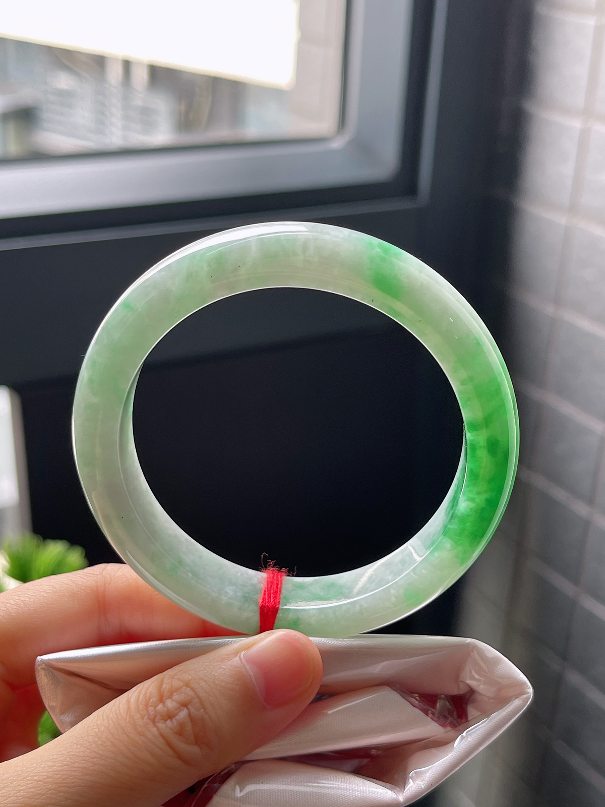 圈口56，糯化种飘阳绿飘花翡翠正圈手镯