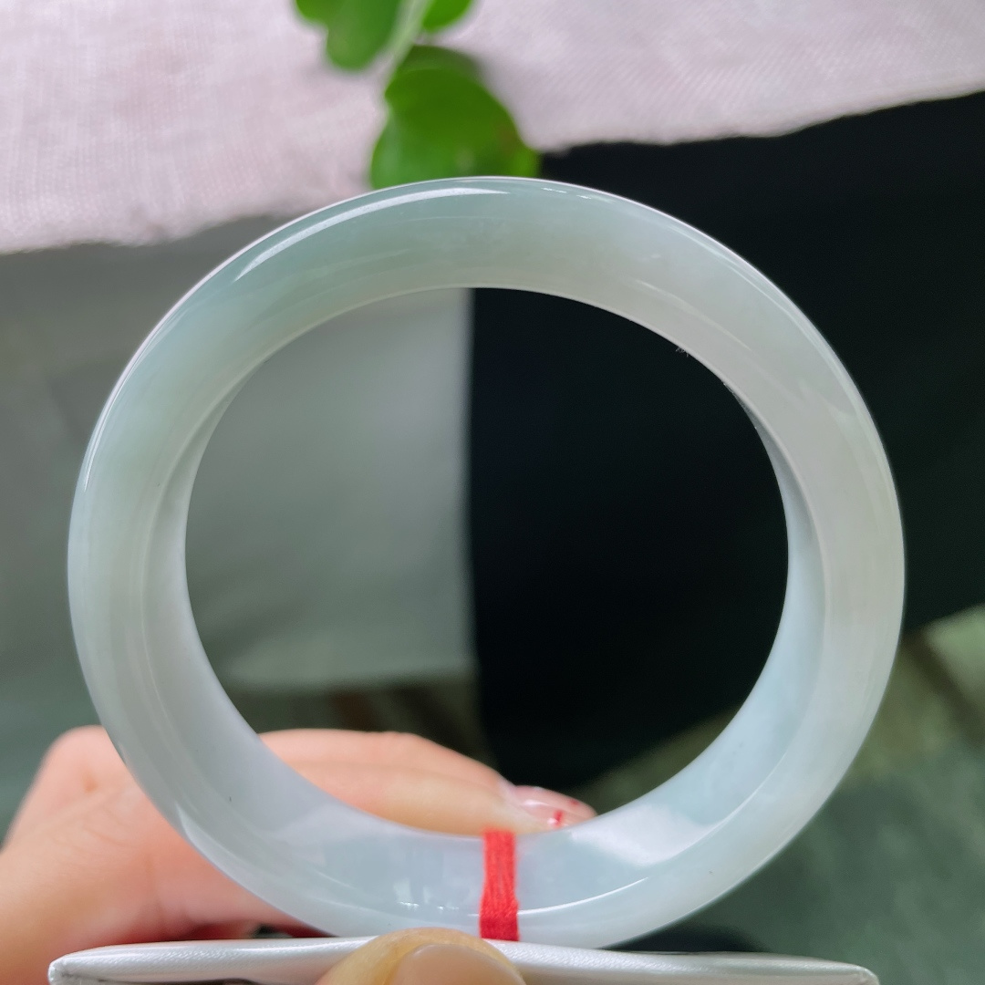 56/13/7.6，淡蓝底正圈，无裂，玉镯柔光内敛，低调温润，藏不事张扬的雅致内涵。ss56660a