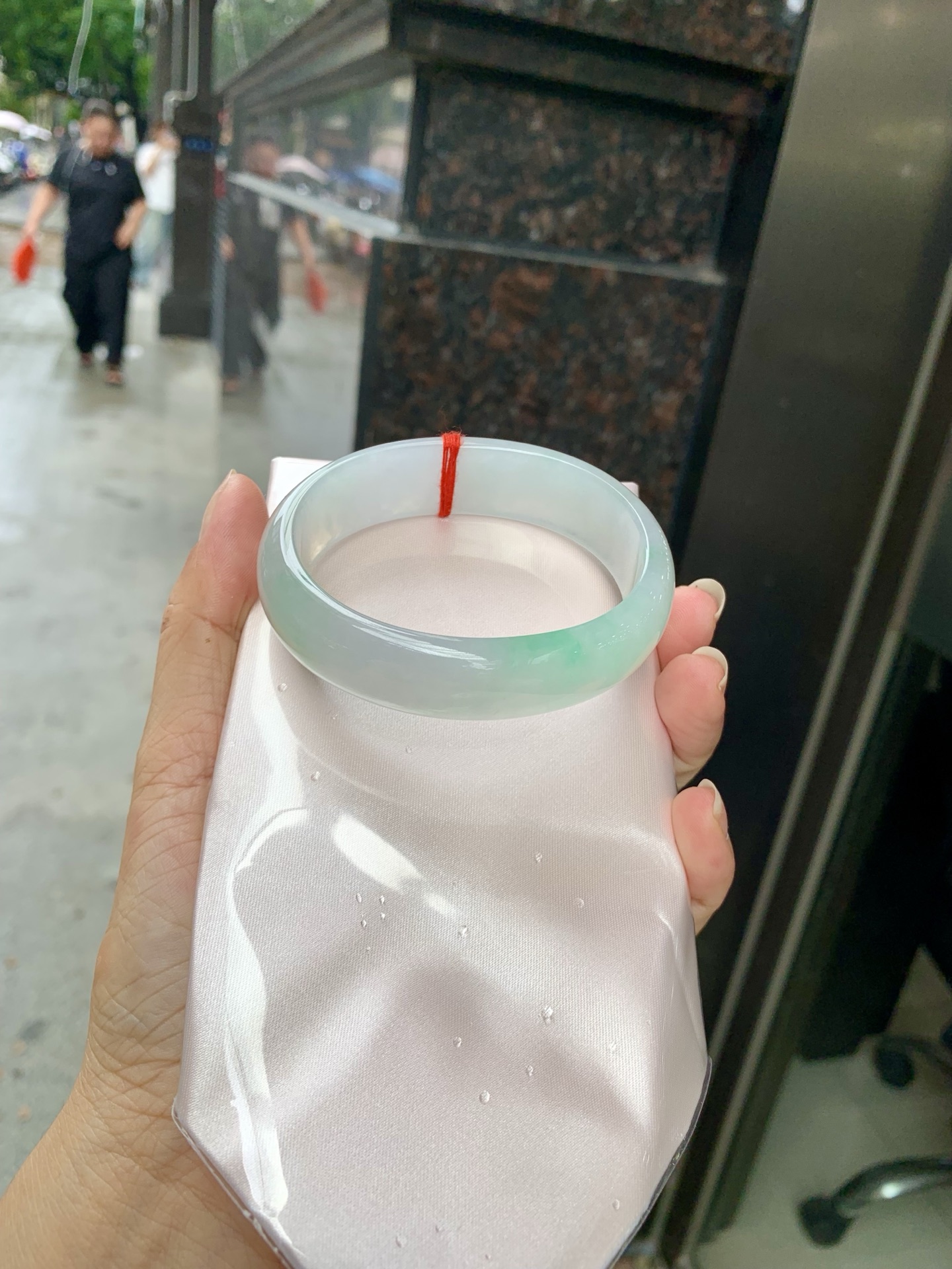 白底青宽版贵妃 0728-N1258-1 无裂，底妆白净水润，绿花点缀，镯色生香，腕间之美，水润中透着灵气，仙气缭绕，温婉可人，举手投足间皆是美好