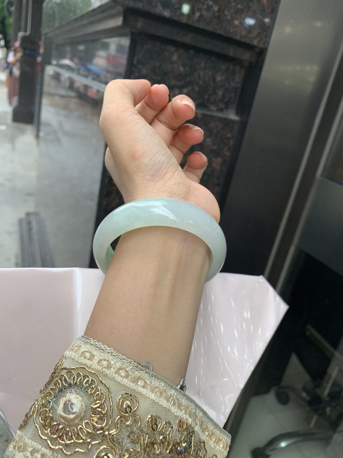 白底青宽版正圈 56.6-7.8-16.9 0728-N1258-2 打灯细纹，不影响，底妆白净水润，阳绿花点缀，镯色生香，腕间之美，水润中透着灵气，仙气缭绕，温婉可人，举手投足间皆是美好