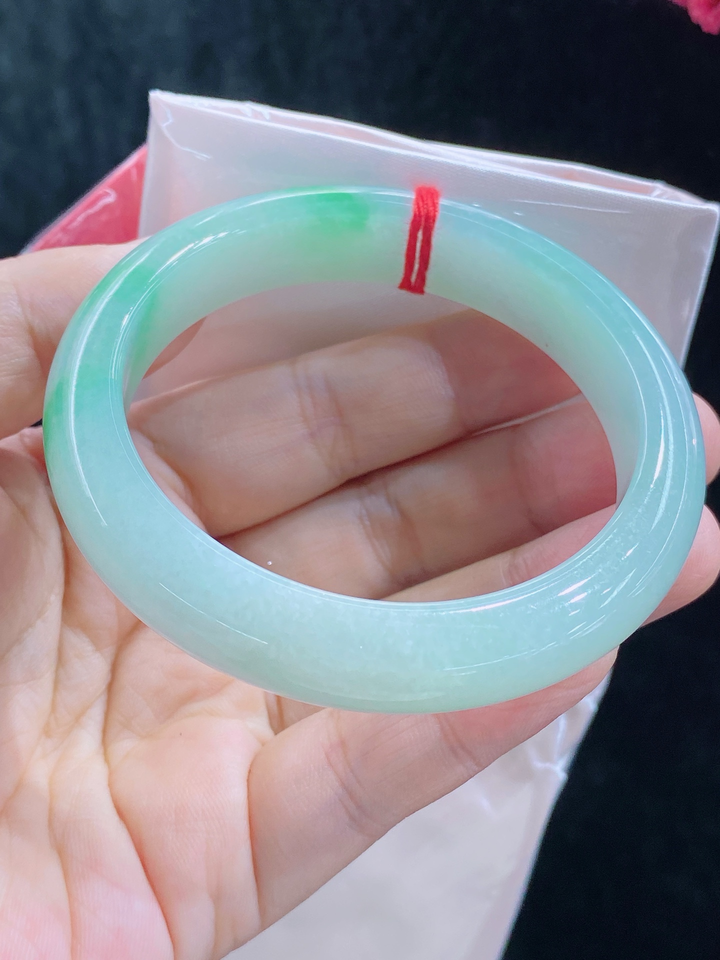 【阳绿色】正圈手镯，颜色鲜艳，水润细腻，无裂，尺寸55.5/12/8，B135-725