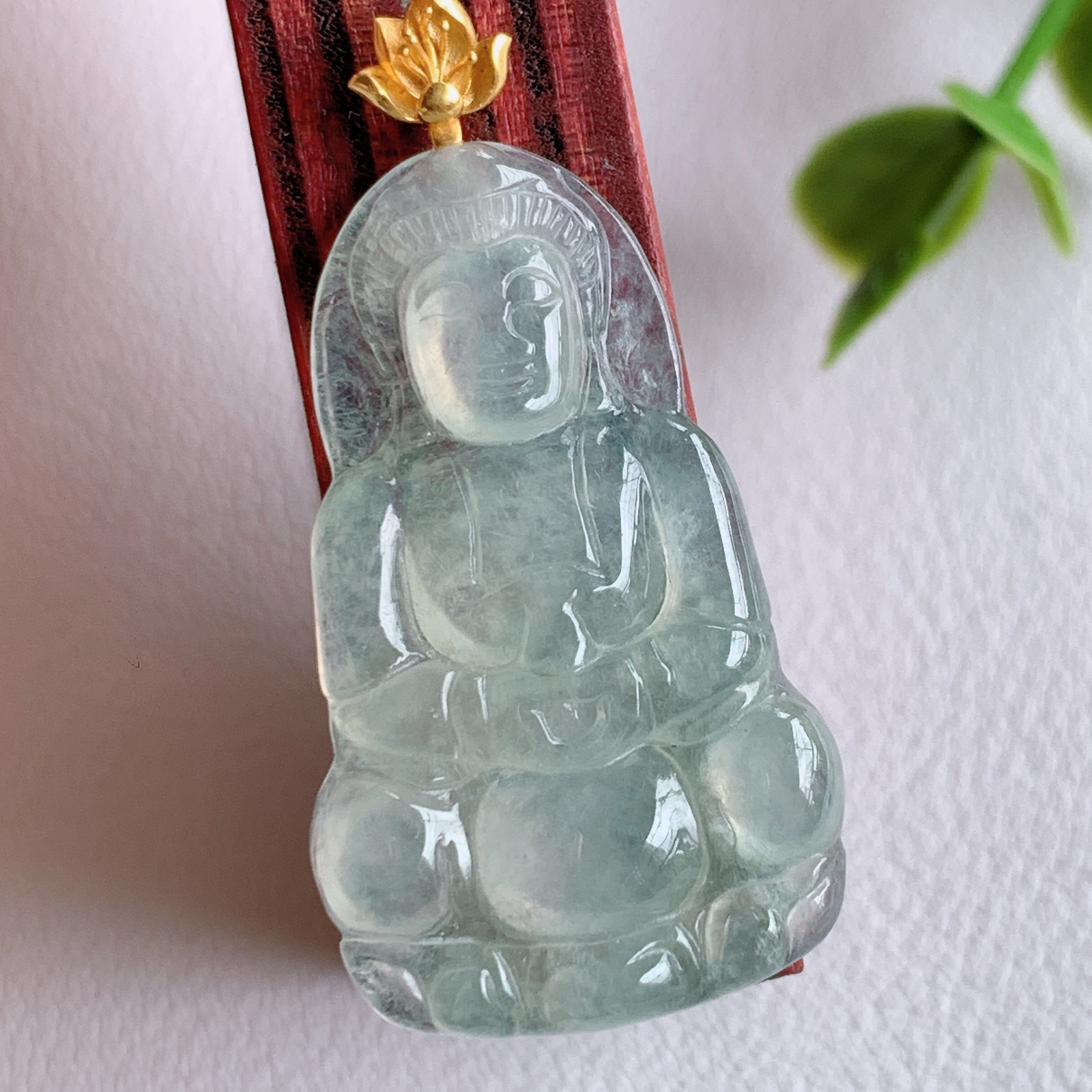 18k金扣冰润精雕观音吊坠，法相端庄大气，工艺精湛，种色浓郁，细腻饱满冰润，种老水足，收藏佳品，佩戴大气  W03.27   整体尺寸：37.5-19-3.5mm   裸石尺寸：31.3-19-3.5mm