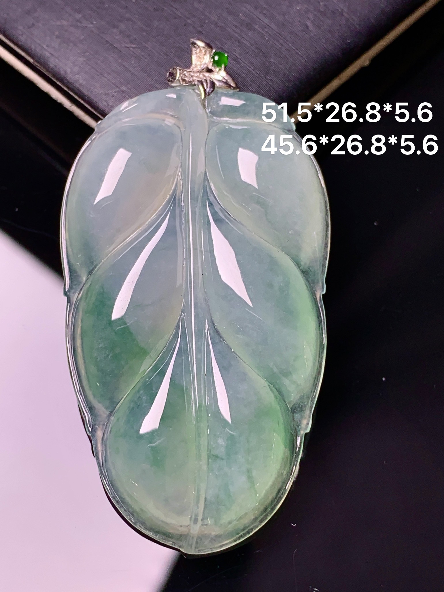 18k金镶嵌飘绿树叶吊坠 玉质细腻 色泽艳丽清新 水润亮眼 整体尺寸51.5*26.8*5.6 d1