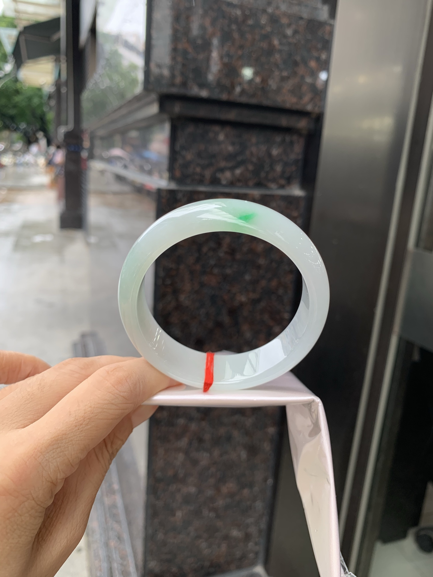 白底青宽版正圈 56.6-7.8-16.9 0728-N1258-2 打灯细纹，不影响，底妆白净水润，阳绿花点缀，镯色生香，腕间之美，水润中透着灵气，仙气缭绕，温婉可人，举手投足间皆是美好