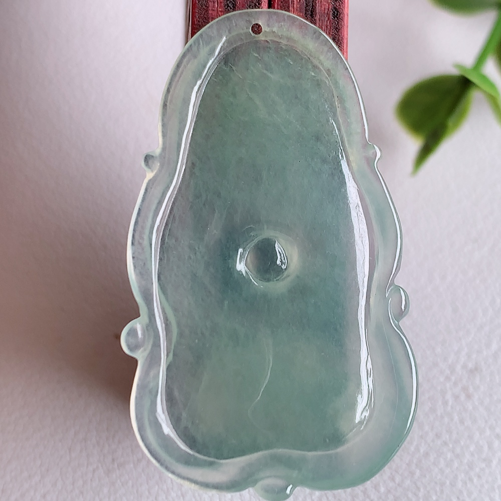 老坑冰润荷叶挂件，种水上乘，冰胶感十足，飘花灵动   盈润通透，颜色清爽干净，高性价比，值得入手。W141.27   尺寸：42.6-25.5-4mm