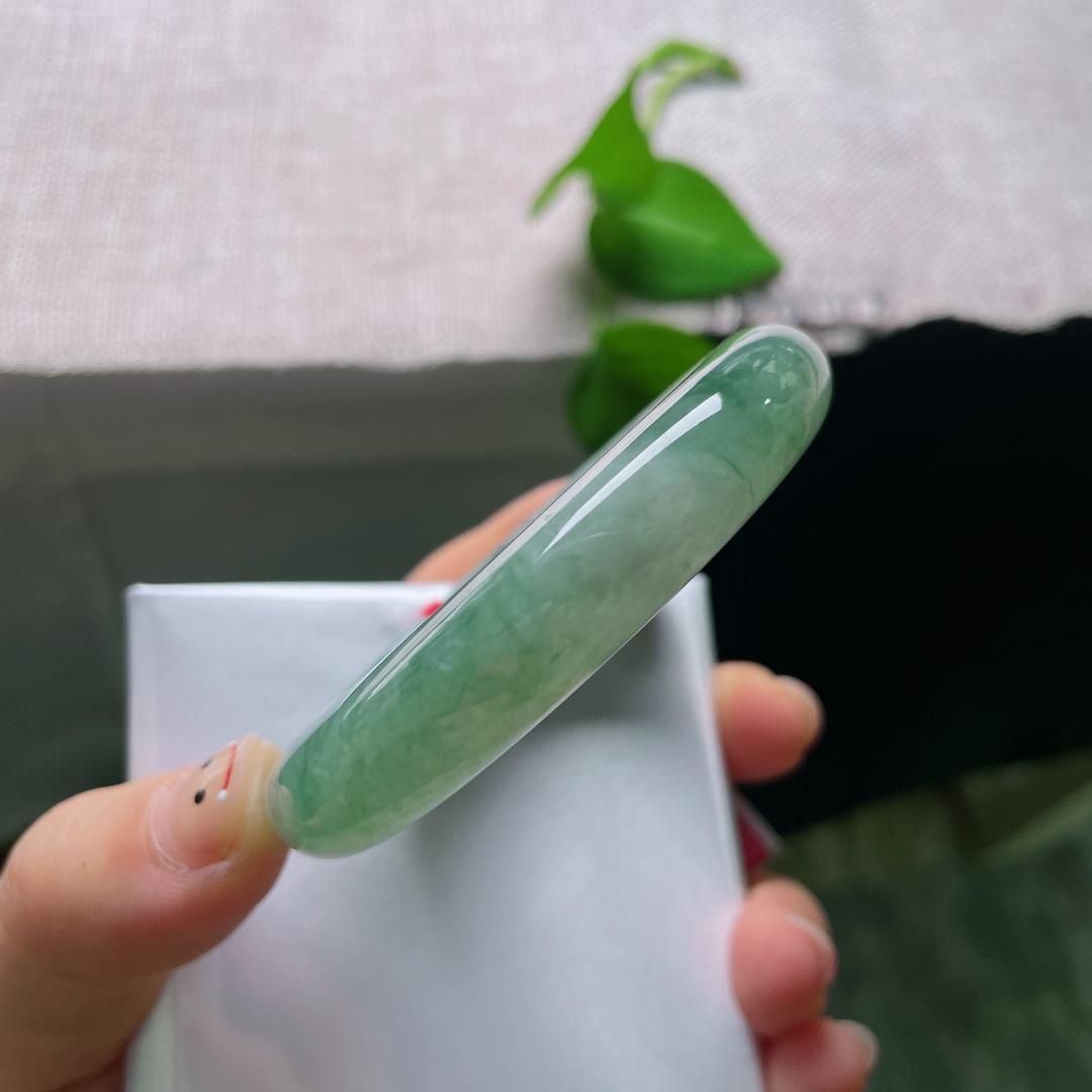 54.3/14.6/8.2，飘花正圈，晶体纹，碧水凝冰，翠色漫绕镯身，飘逸飘花如远山烟岚，清透冰种衬得绿意温润灵动，腕间自带山水意境。ss55858a