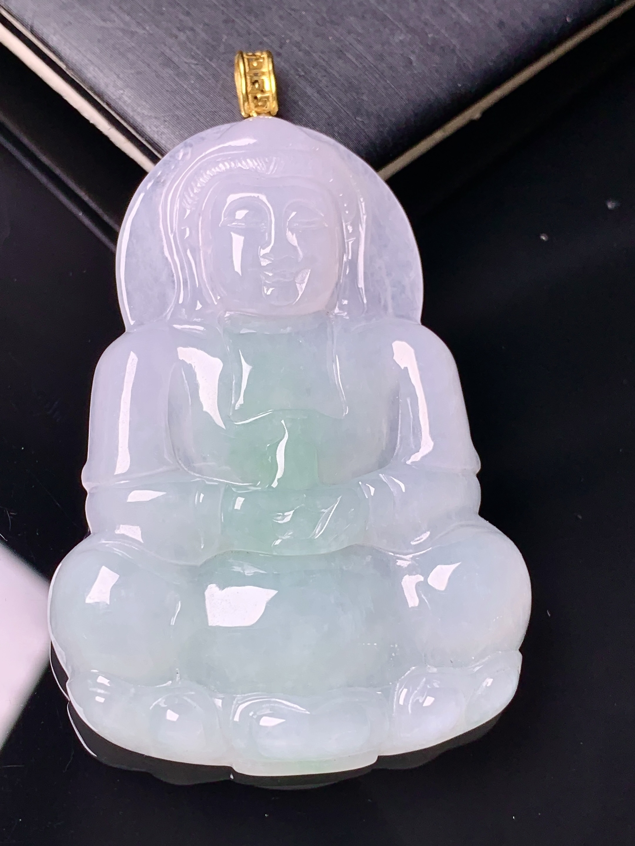 18k金镶嵌飘绿观音菩萨吊坠 玉质细腻 色泽艳丽清新 水润亮眼 整体尺寸59.2*36.5*5.8 k5